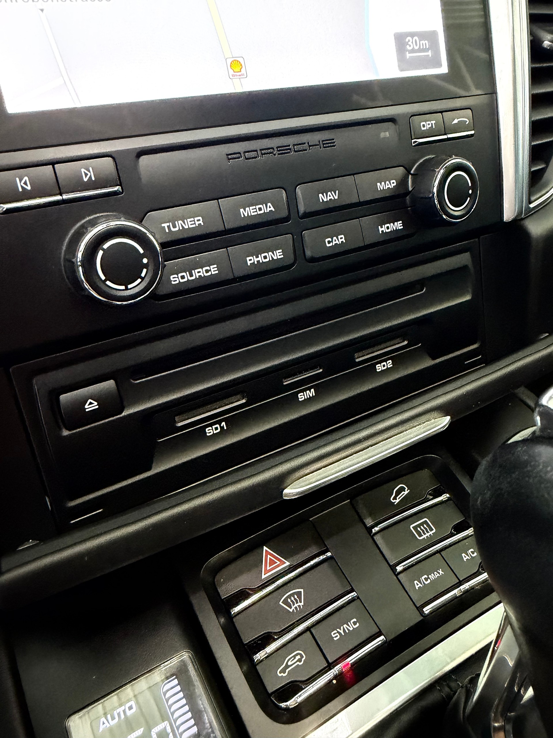 PORSCHE Macan Turbo PDK | CH Fahrzeug | Swiss Package | 21" | PANORAMA | AHK elektr. | Luftfederung | DAB | -image-15