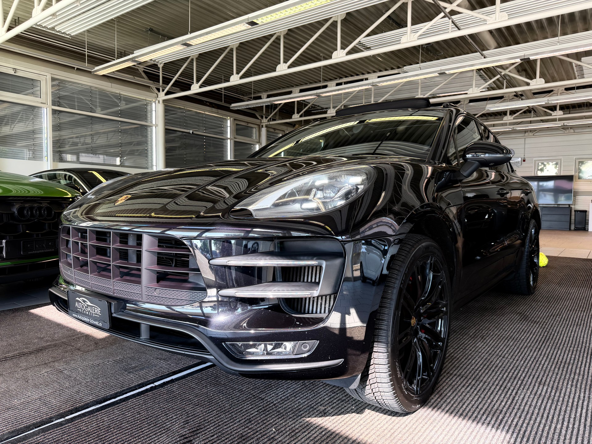 PORSCHE Macan Turbo PDK | CH Fahrzeug | Swiss Package | 21" | PANORAMA | AHK elektr. | Luftfederung | DAB | -image-38