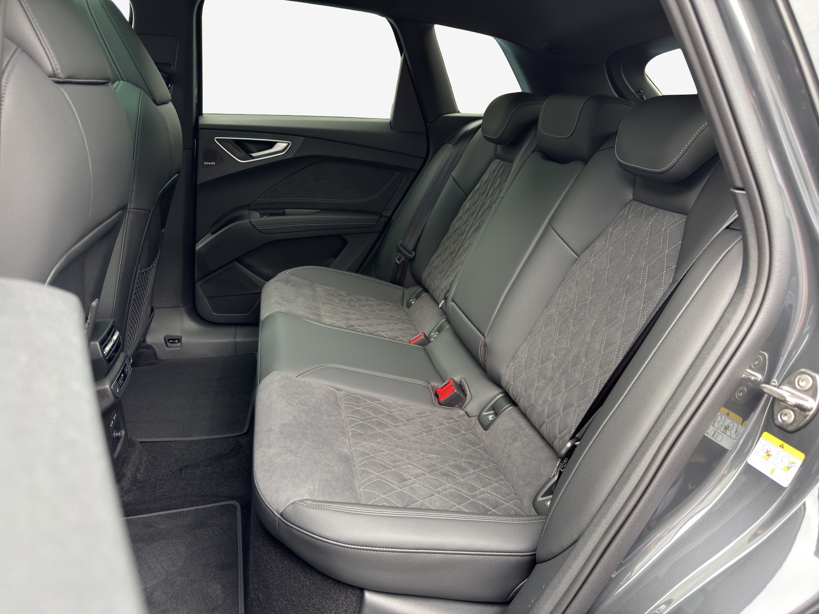 AUDI Q4 e-tron SUV quattro performance-image-11