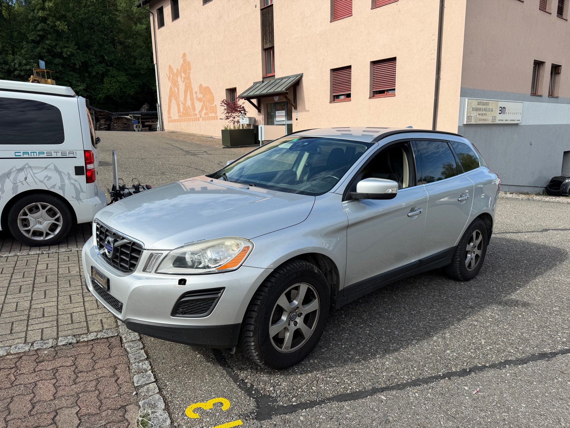 VOLVO XC60 D3 AWD Momentum-image-1