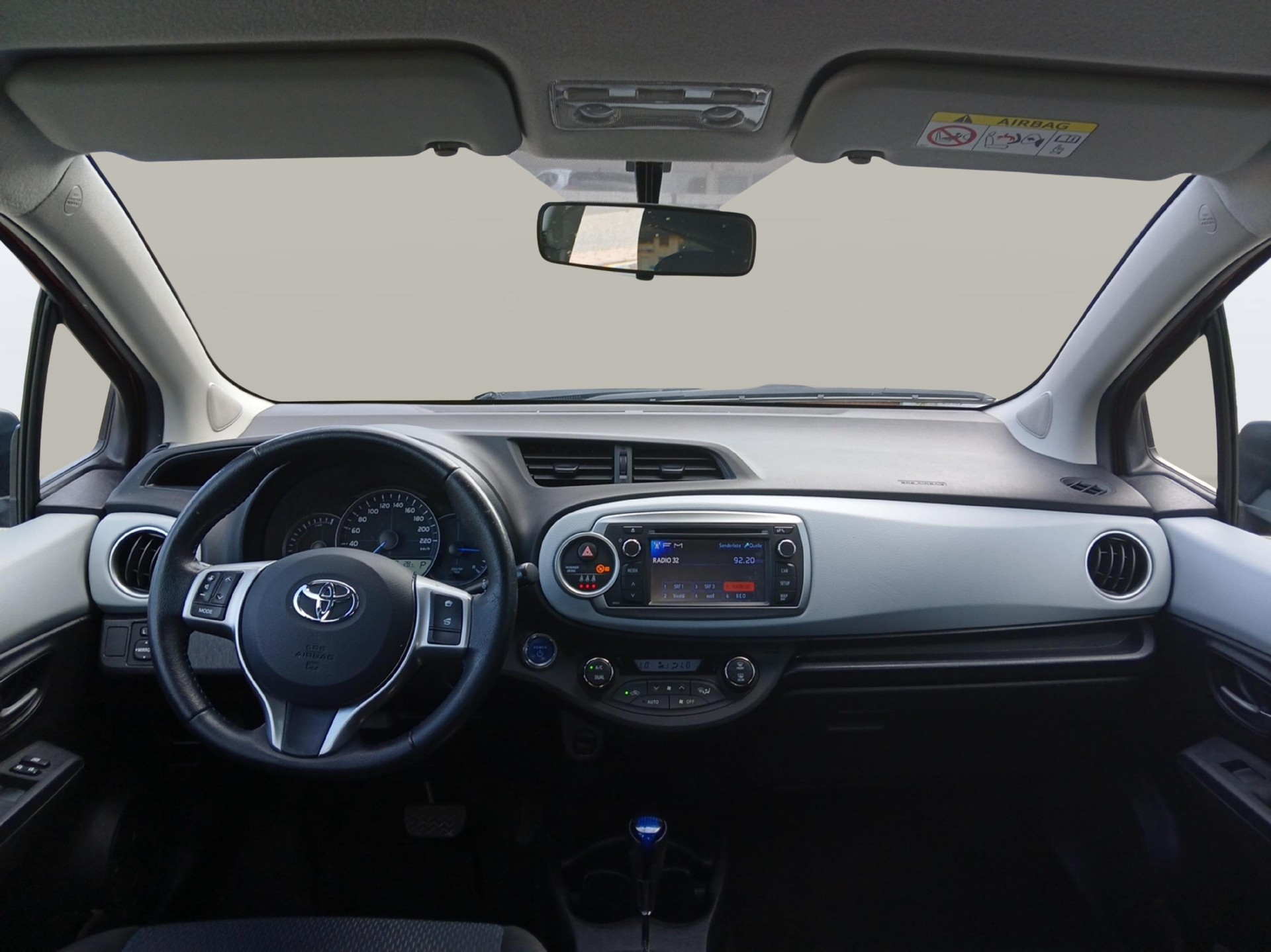 TOYOTA Yaris 1.5 VVT-i HSD Luna-image-12