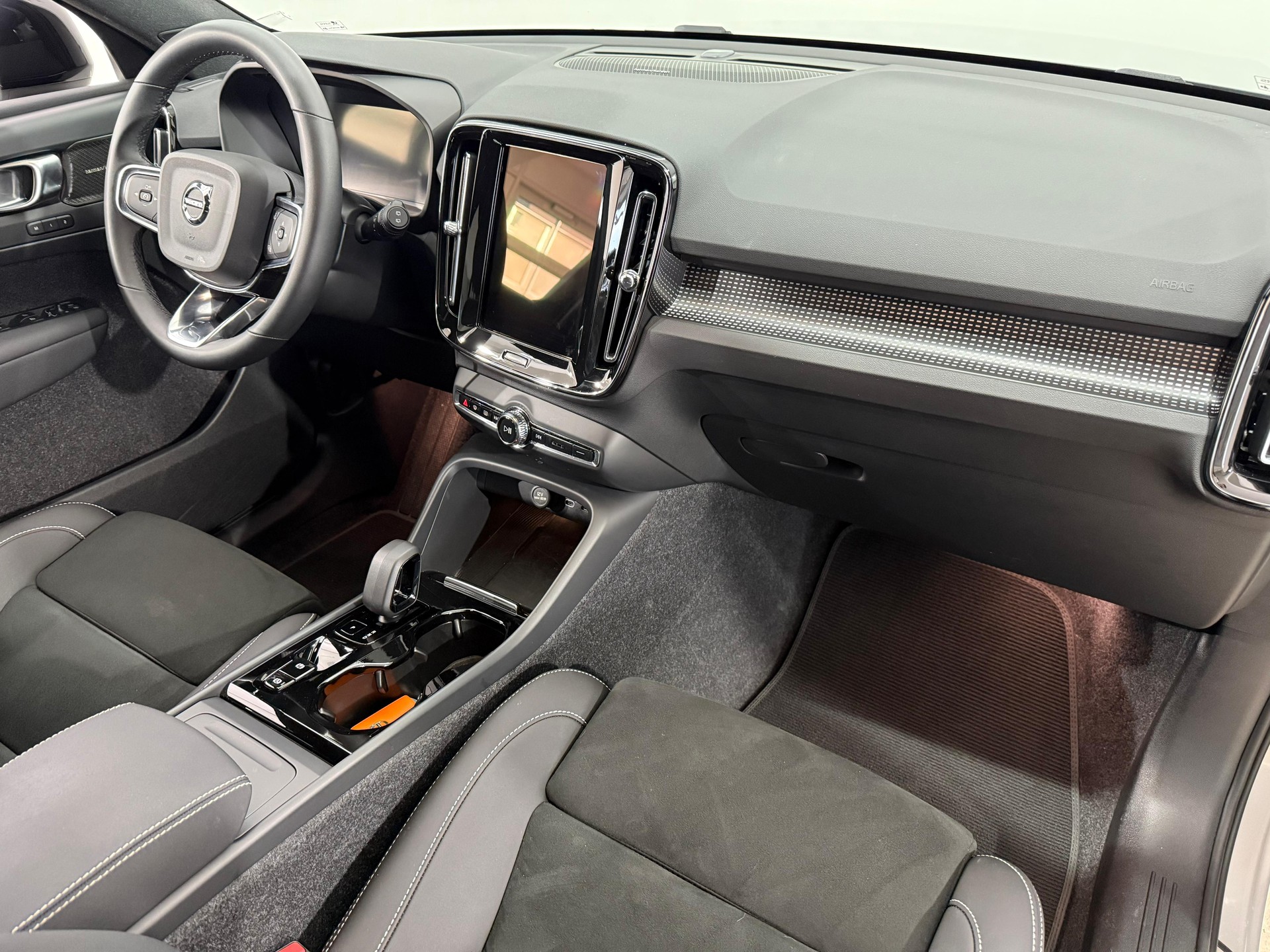VOLVO XC40 2.0 B3 MH Plus Dark-image-13