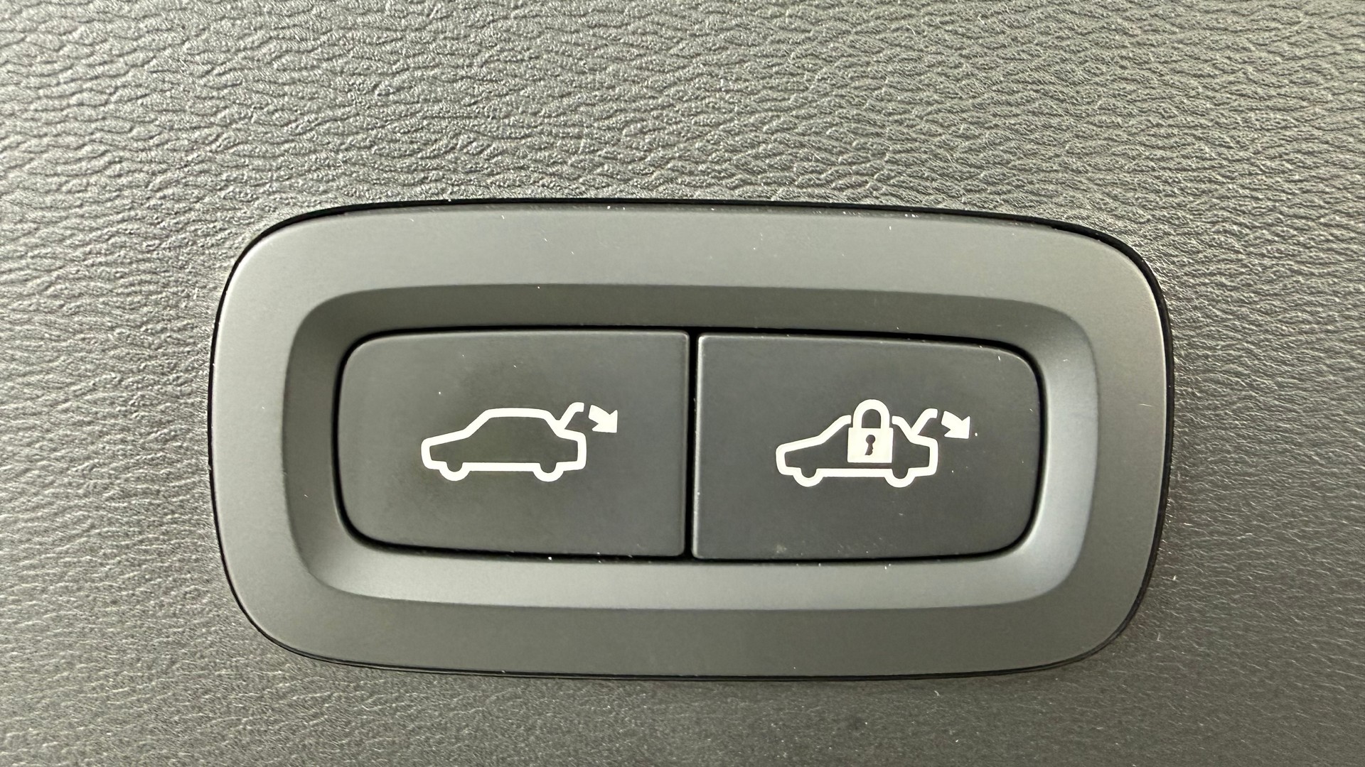 VOLVO XC40 2.0 B3 MH Plus Dark-image-14
