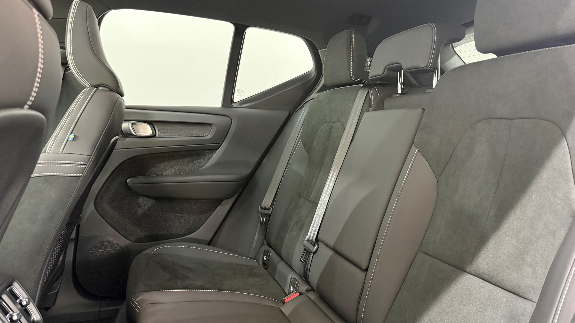 VOLVO XC40 2.0 B3 MH Plus Dark-image-6