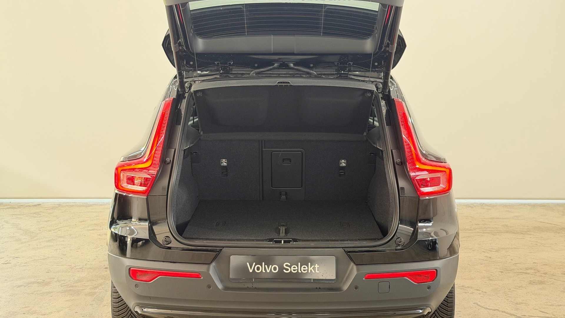 VOLVO XC40 2.0 B3 MH Plus Dark-image-11