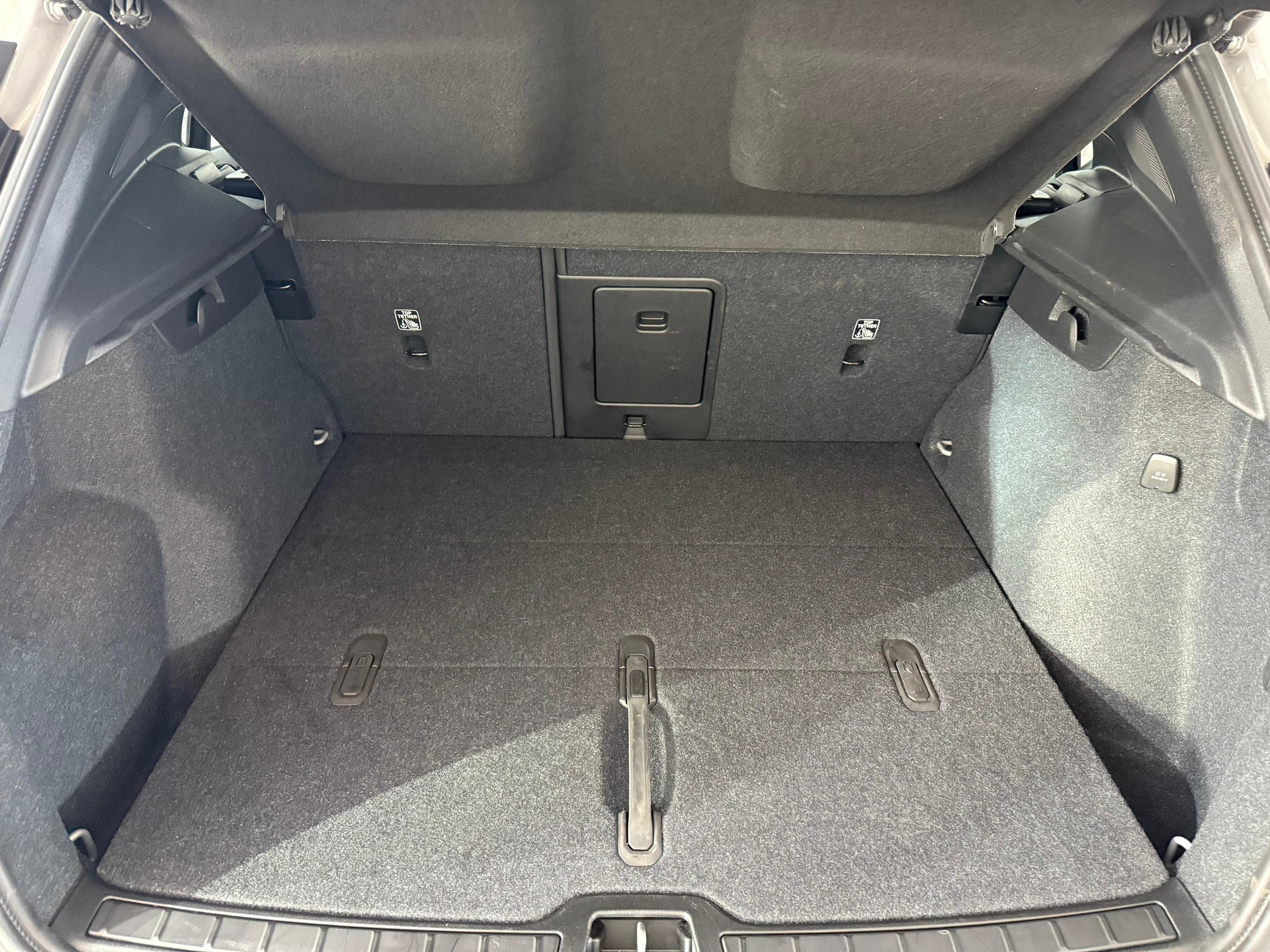 VOLVO XC40 2.0 B3 MH Plus Dark-image-8