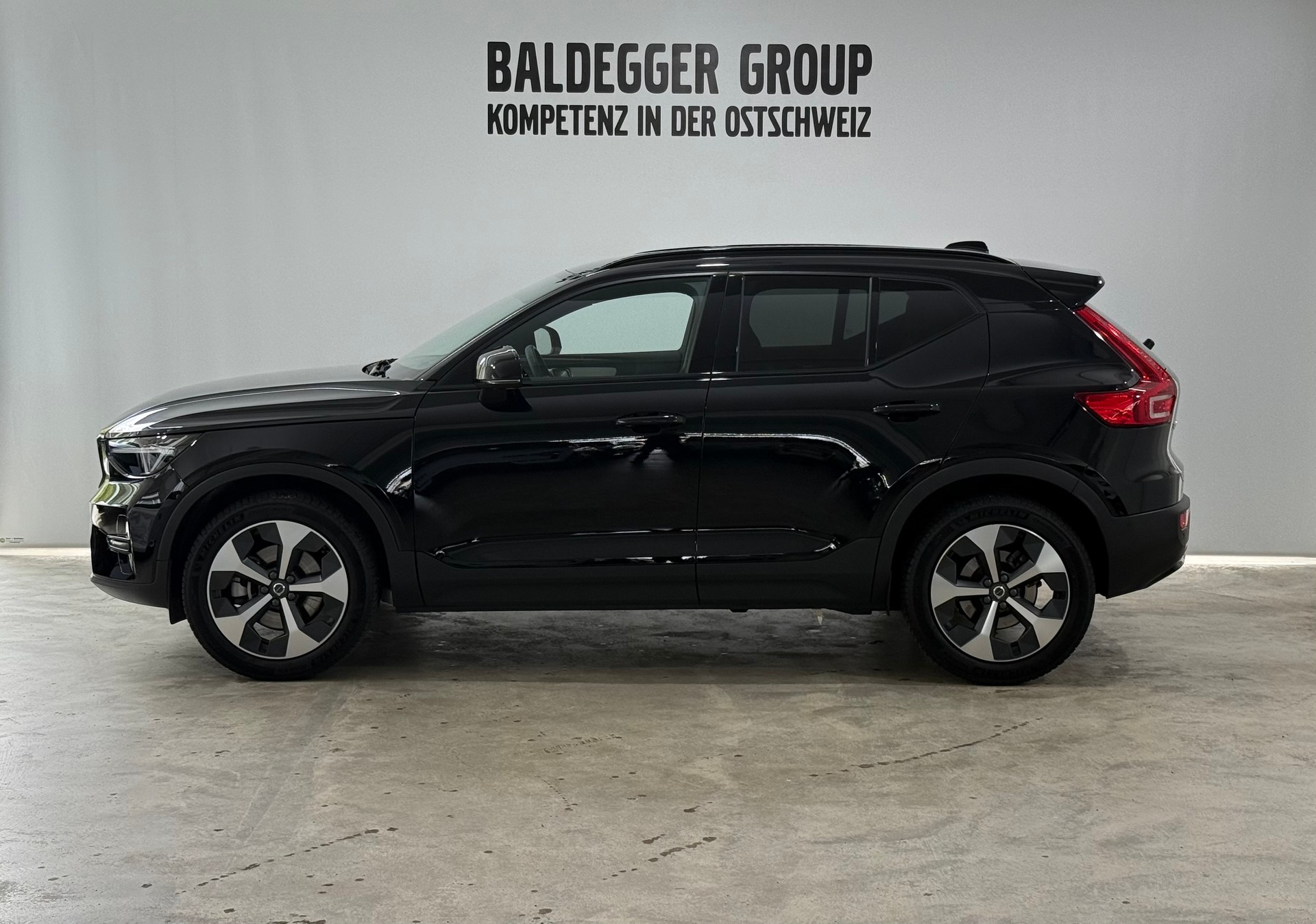 VOLVO XC40 2.0 B3 MH Plus Dark-image-1