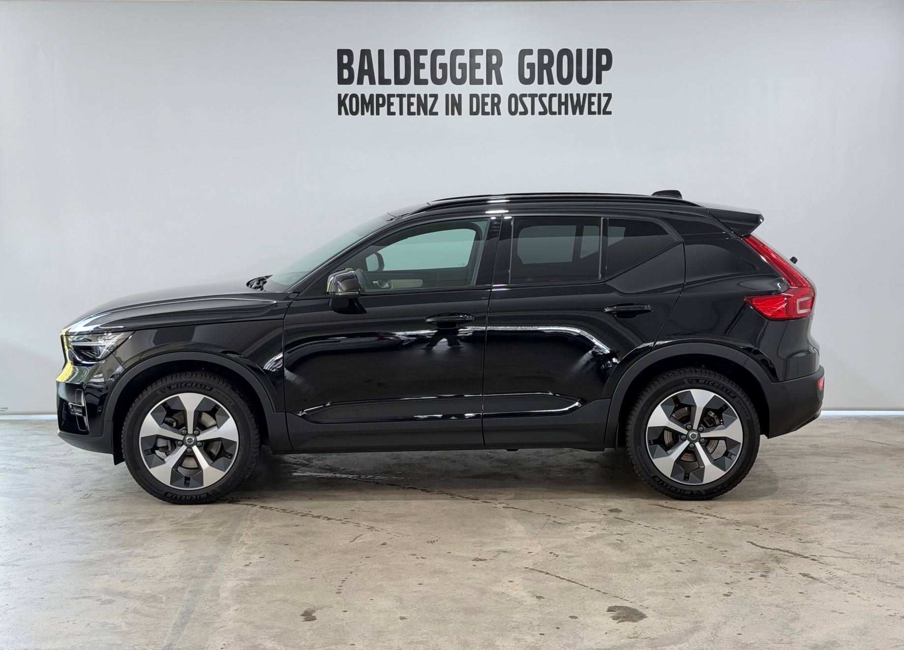 VOLVO XC40 2.0 B3 MH Plus Dark-image-2