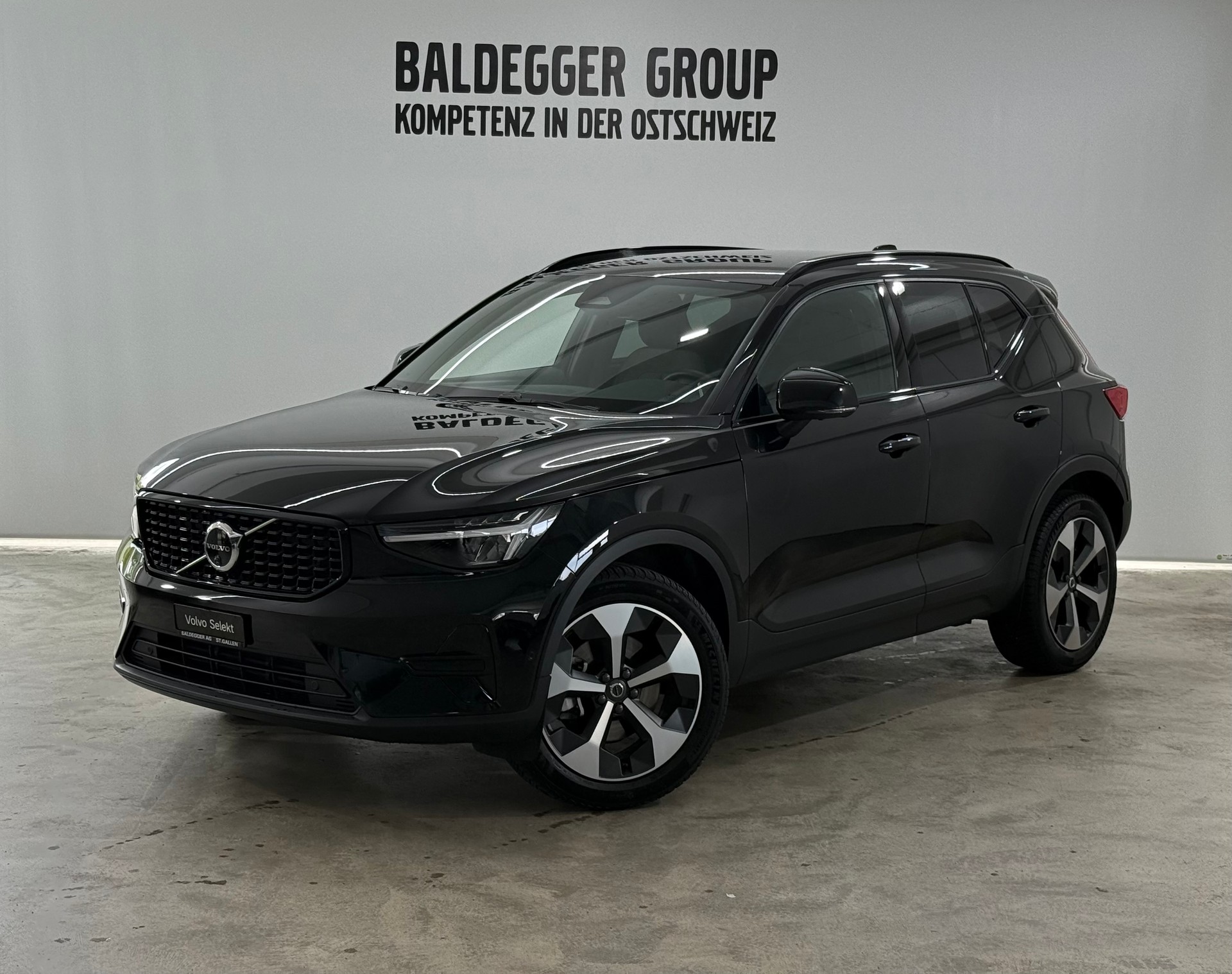 VOLVO XC40 2.0 B3 MH Plus Dark-image-0
