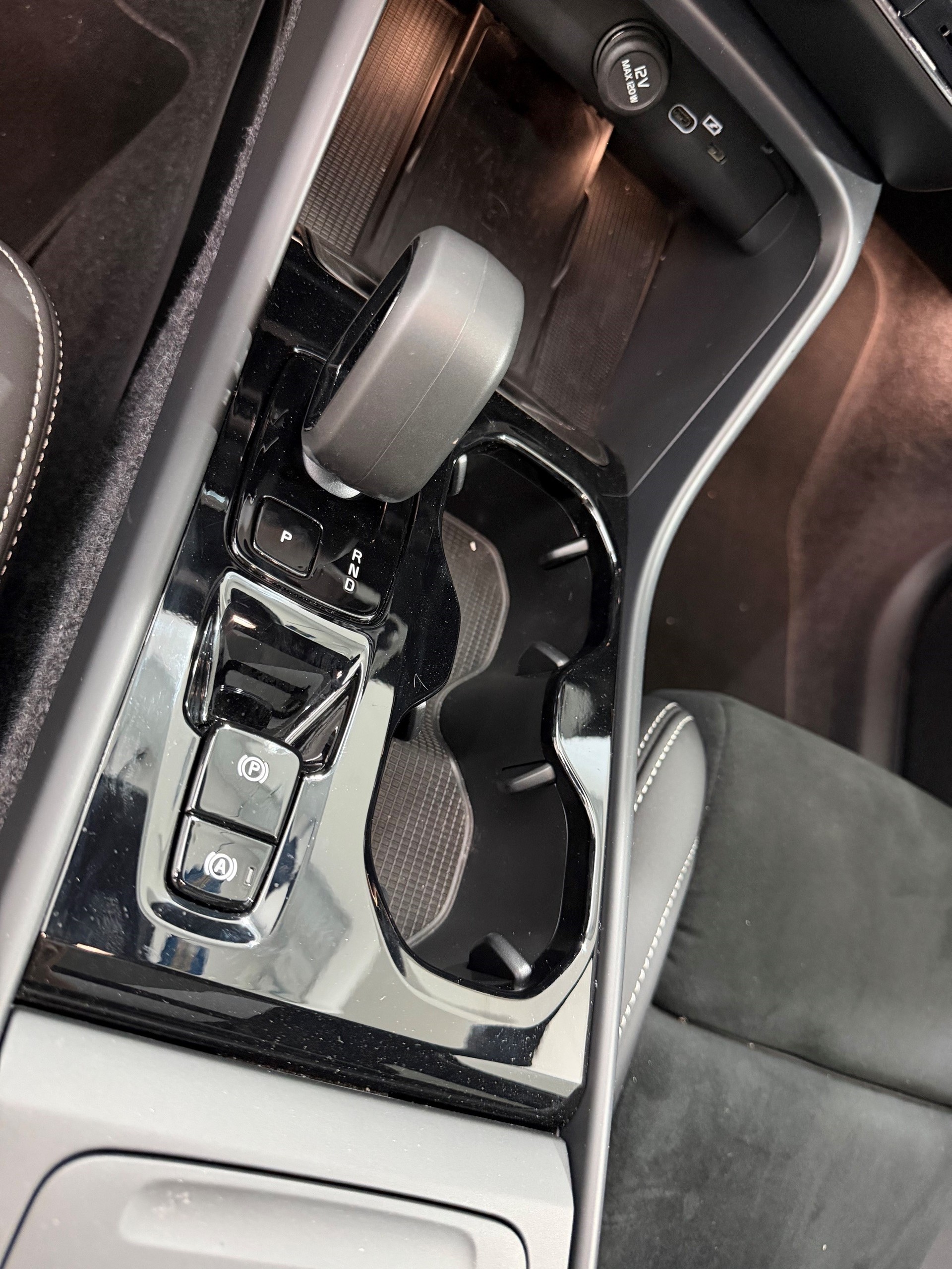 VOLVO XC40 2.0 B3 MH Plus Dark-image-14