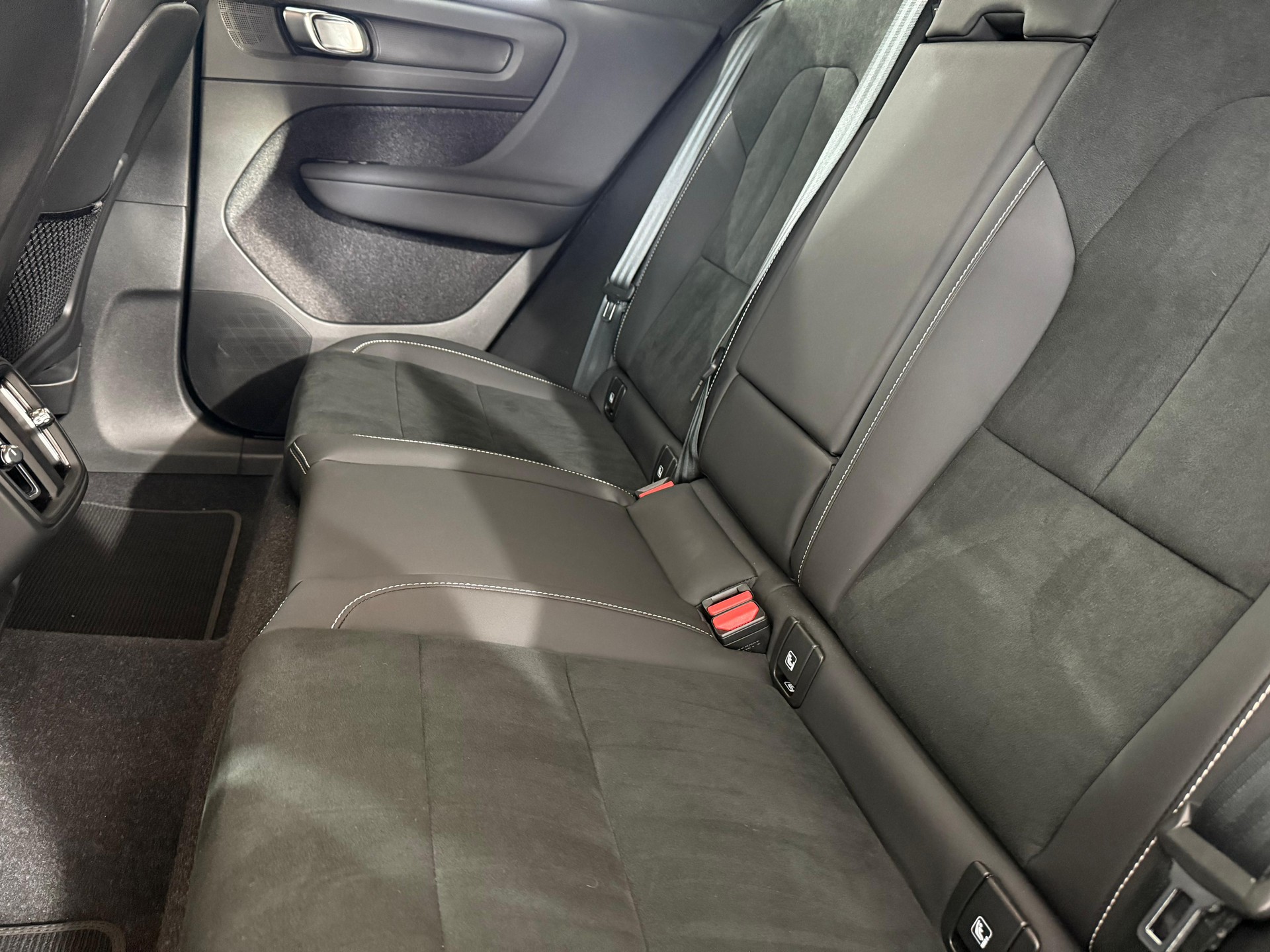VOLVO XC40 2.0 B3 MH Plus Dark-image-6