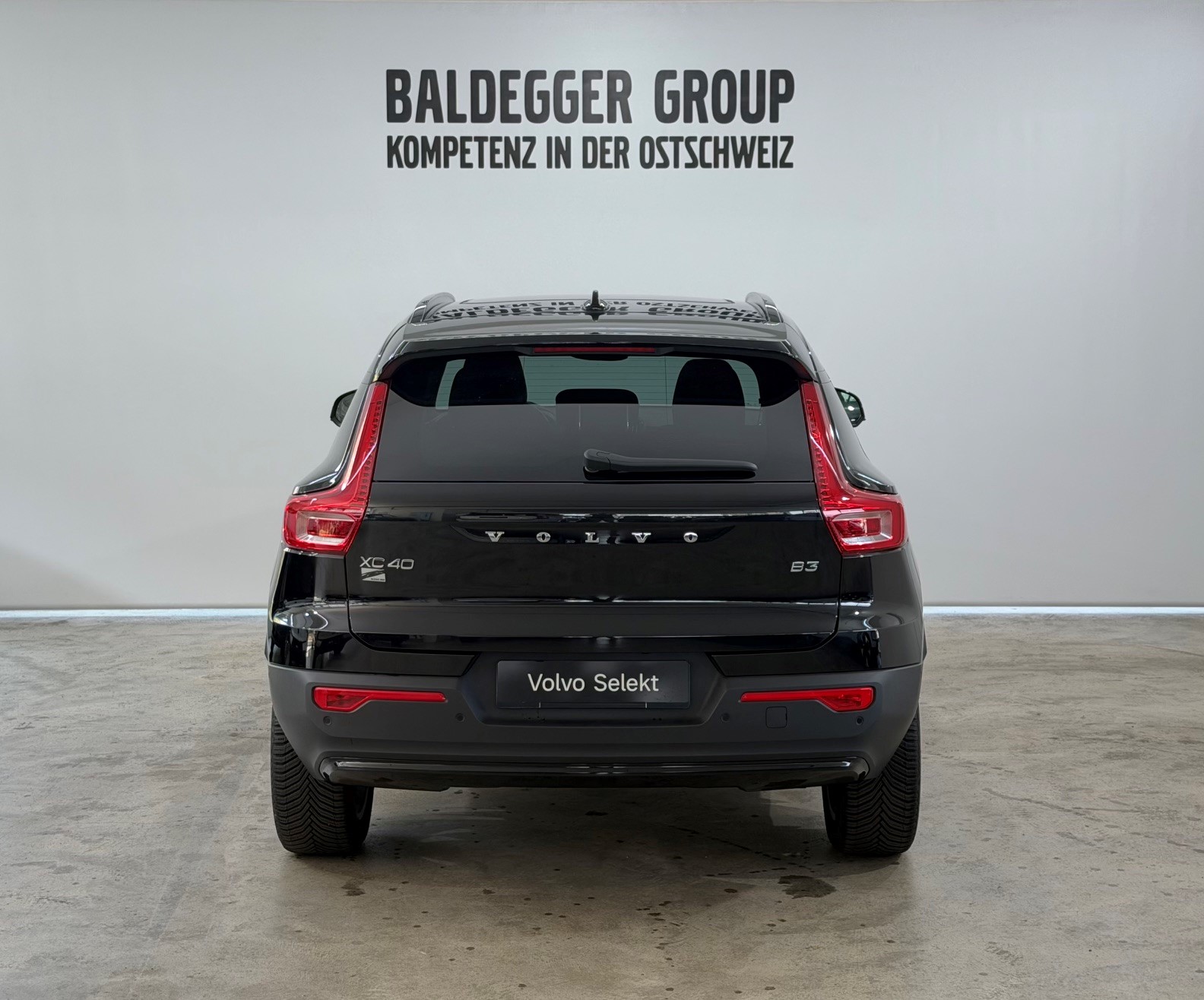 VOLVO XC40 2.0 B3 MH Plus Dark-image-7