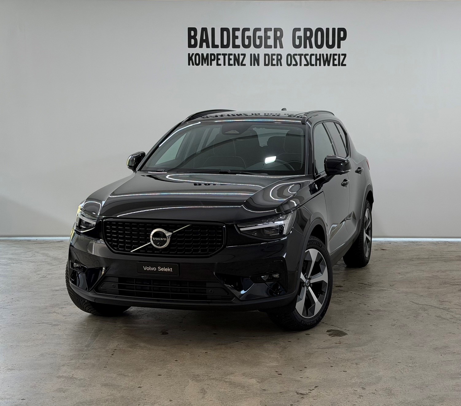 VOLVO XC40 2.0 B3 MH Plus Dark-image-0