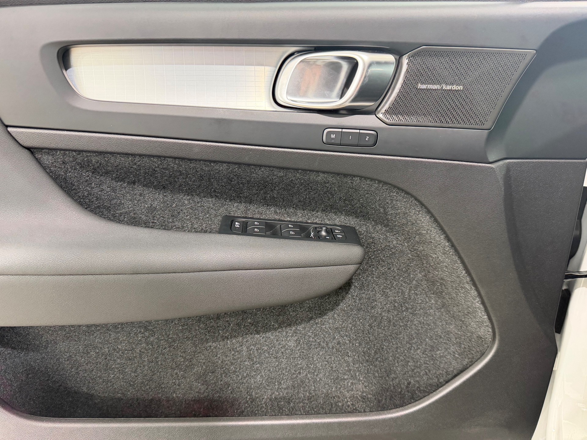 VOLVO XC40 2.0 B3 MH Plus Dark-image-13
