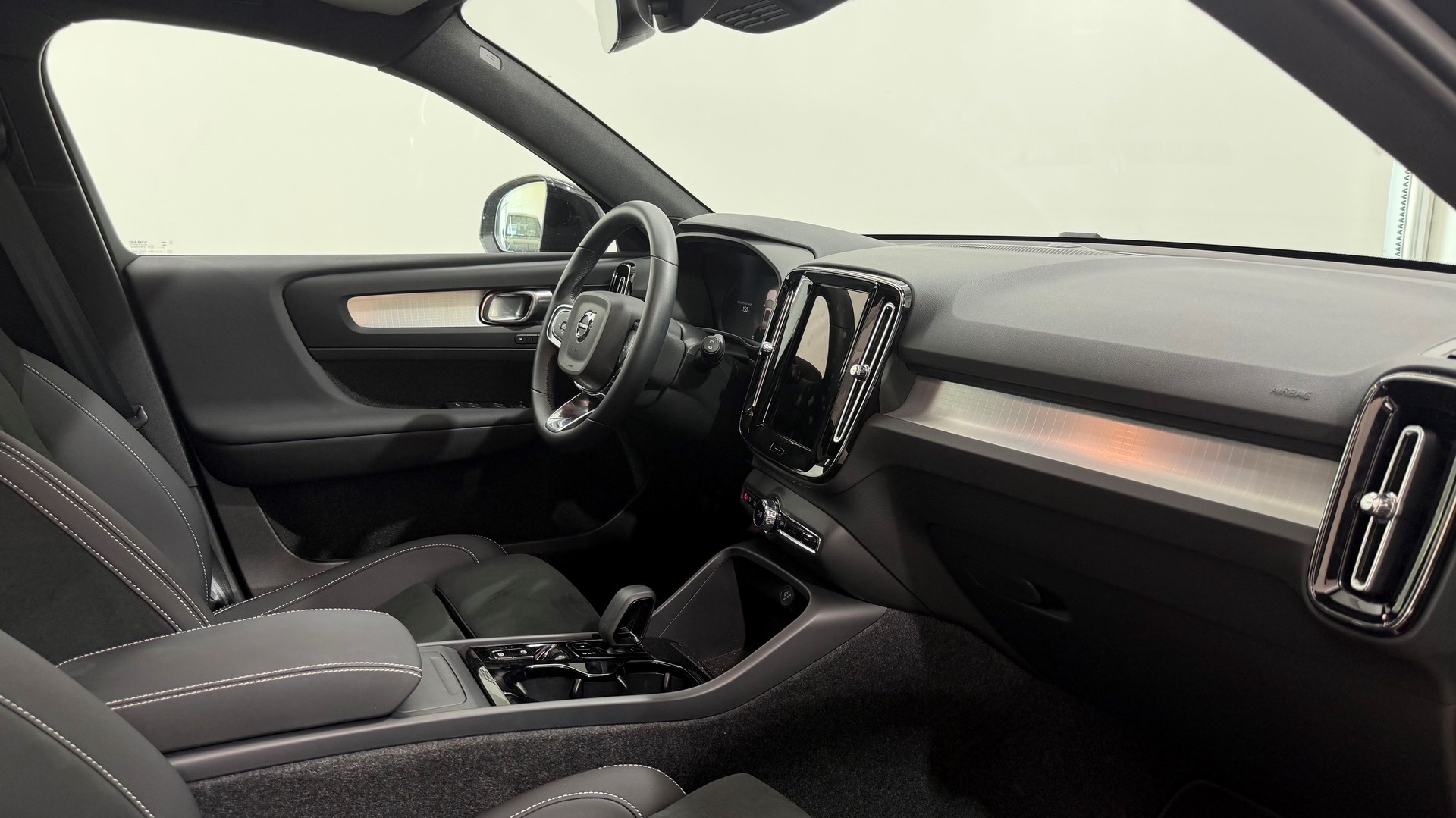 VOLVO XC40 2.0 B3 MH Plus Dark-image-4