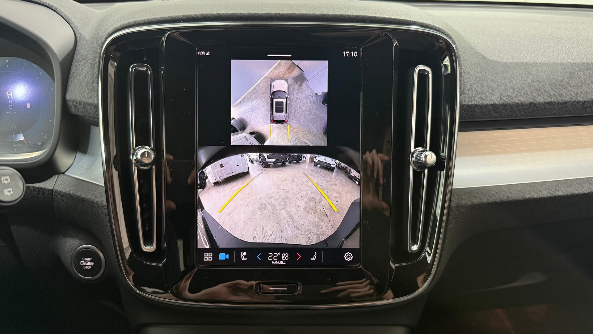 VOLVO XC40 2.0 B3 MH Plus Dark-image-3
