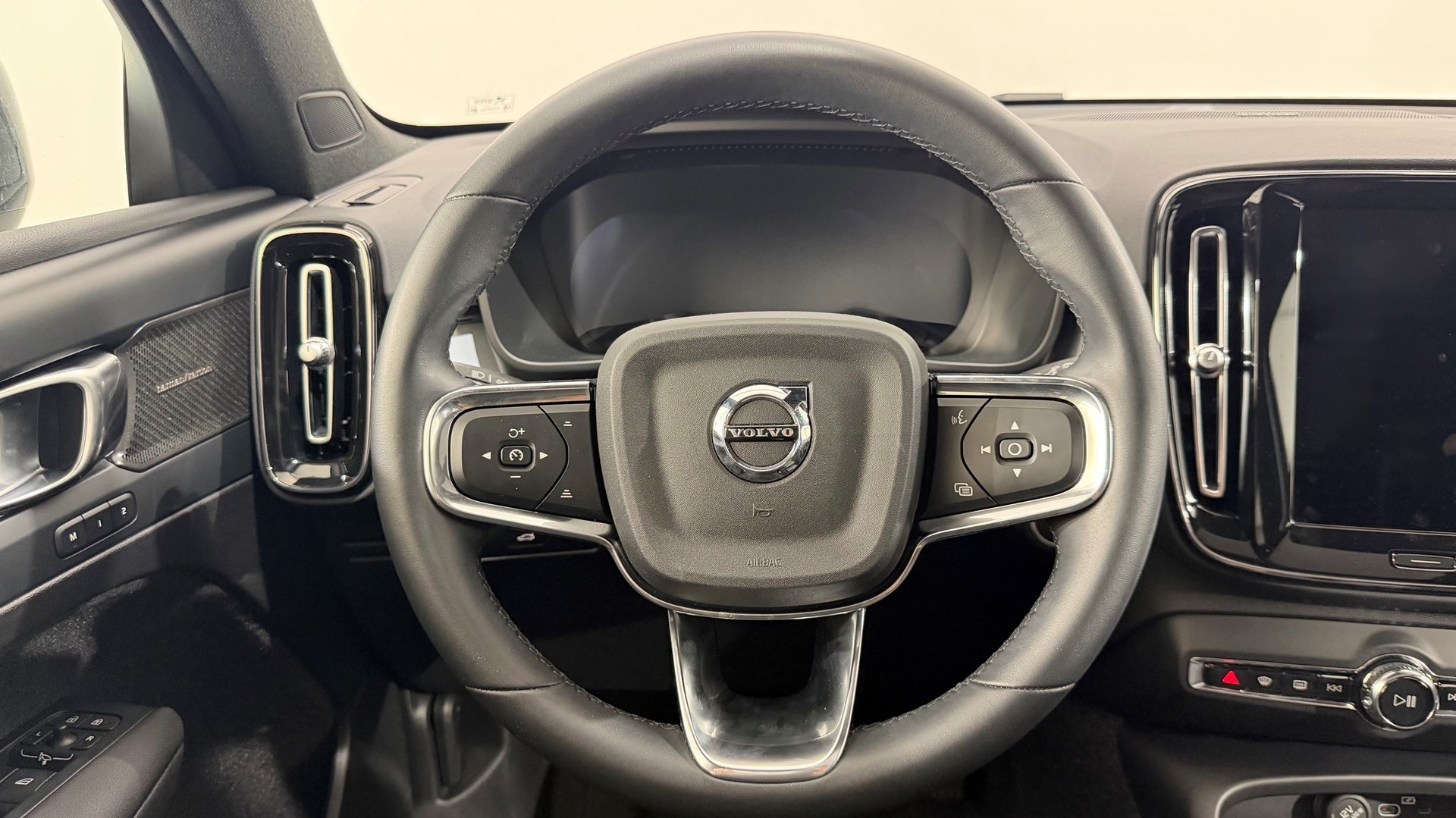 VOLVO XC40 2.0 B3 MH Plus Dark-image-9