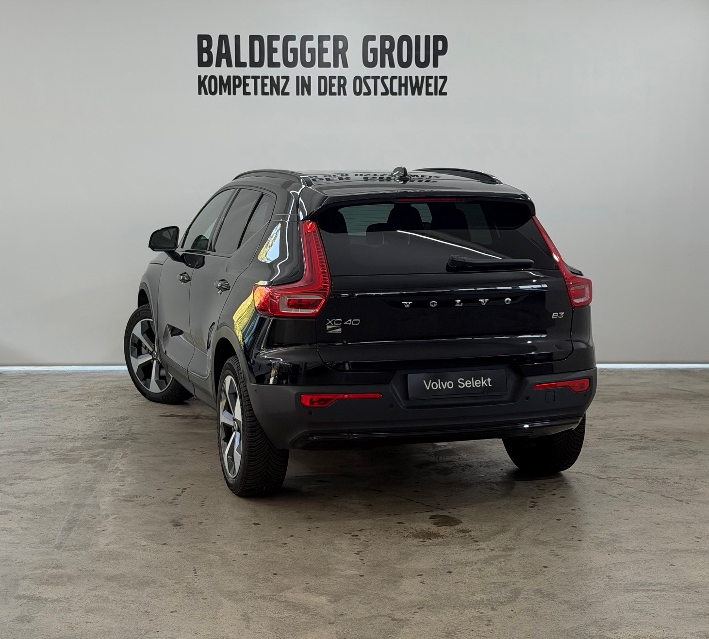 VOLVO XC40 2.0 B3 MH Plus Dark-image-1