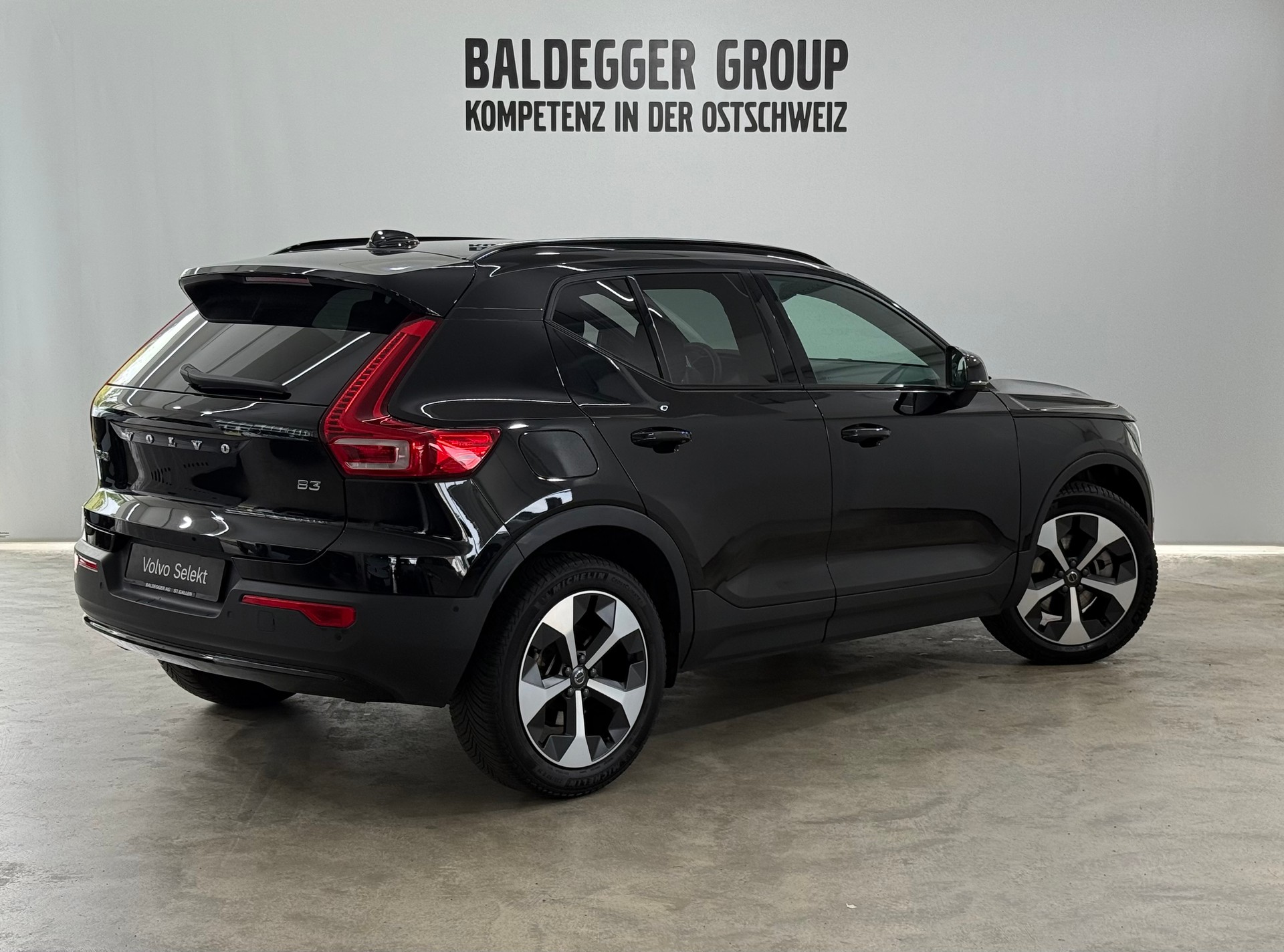 VOLVO XC40 2.0 B3 MH Plus Dark-image-2