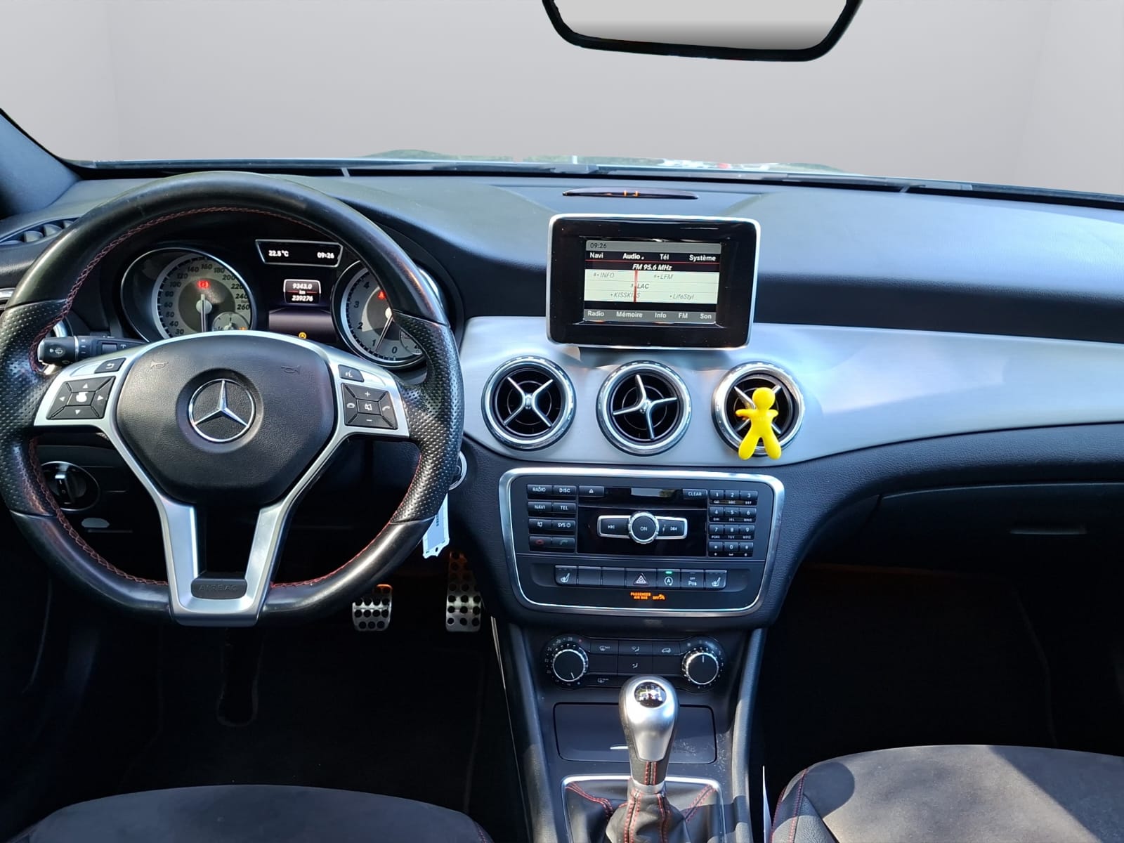MERCEDES-BENZ GLA 200-image-8