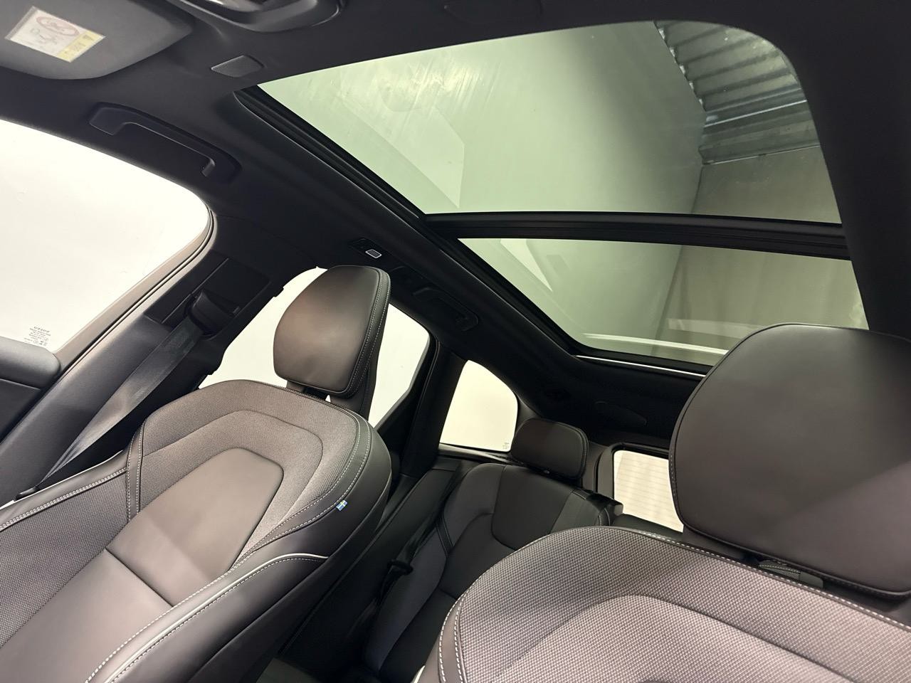 VOLVO XC60 B5 MHD AWD Black Edition Plus Geartronic-image-4