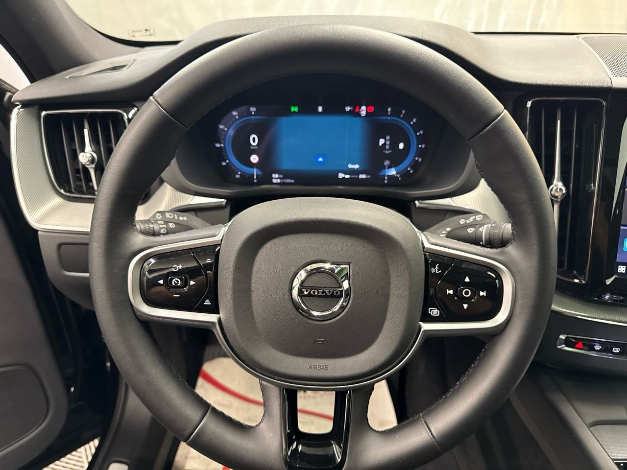 VOLVO XC60 B5 MHD AWD Black Edition Plus Geartronic-image-13