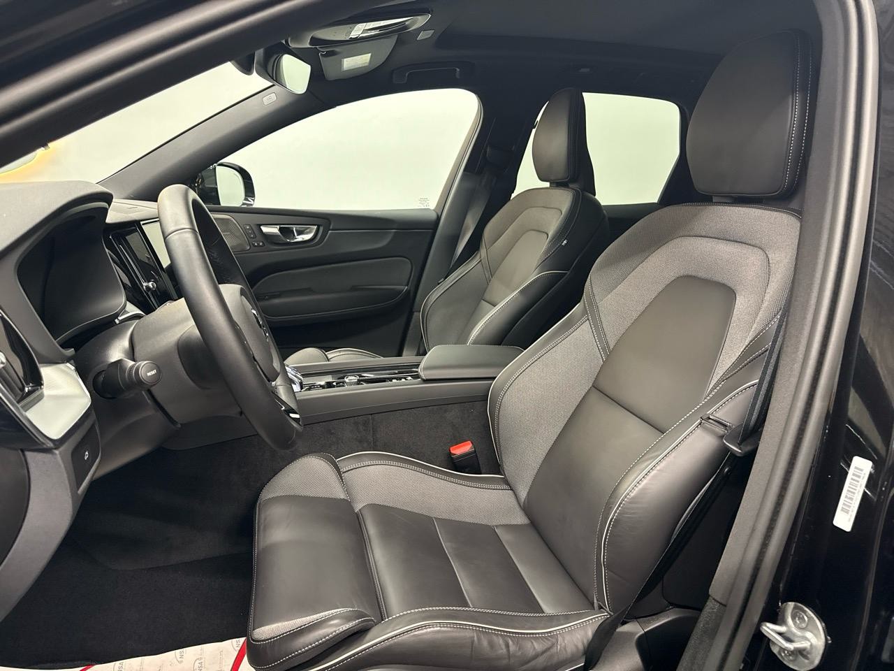 VOLVO XC60 B5 MHD AWD Black Edition Plus Geartronic-showroom-element-2
