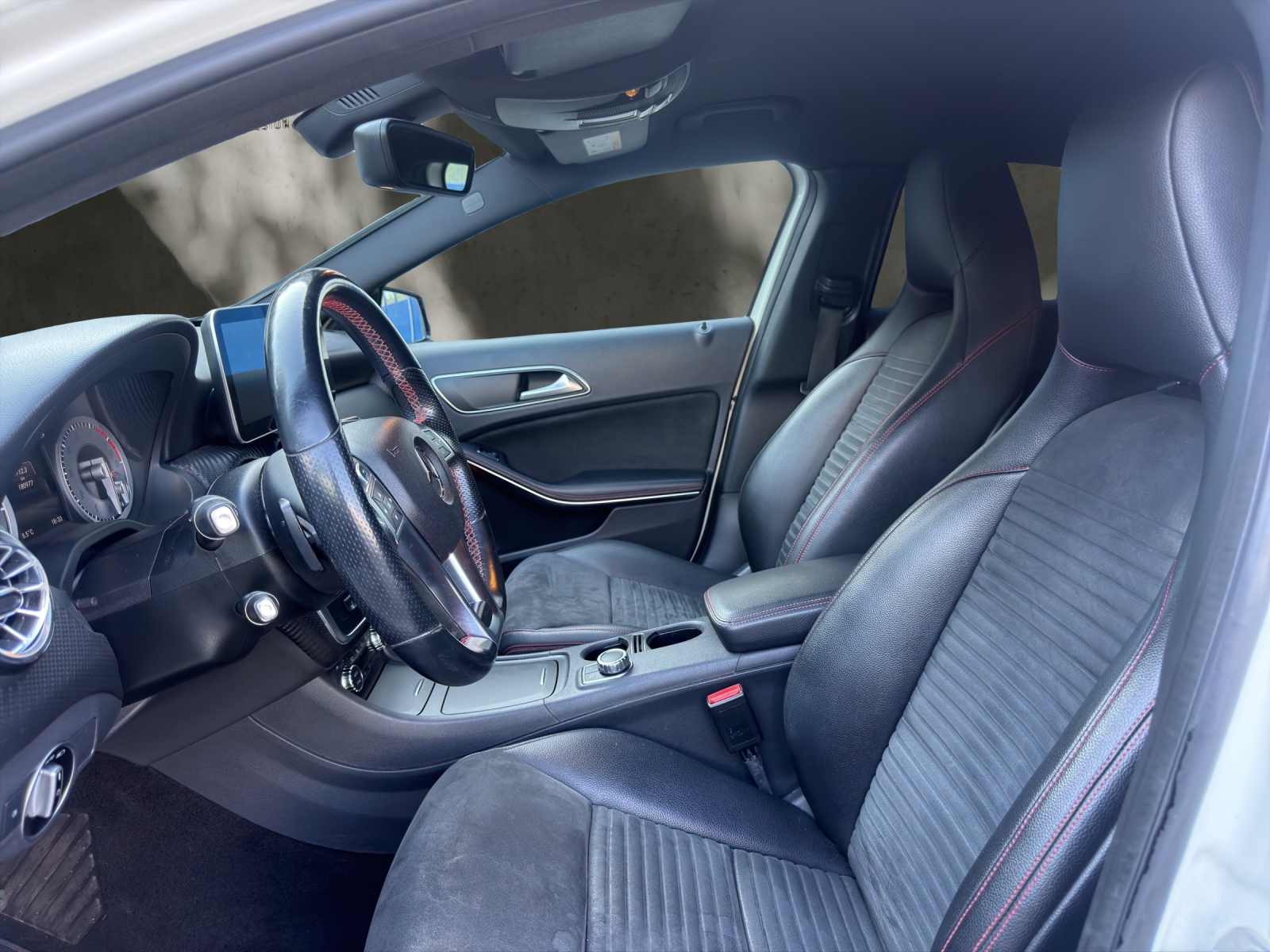MERCEDES-BENZ A180 AMG Line-image-9