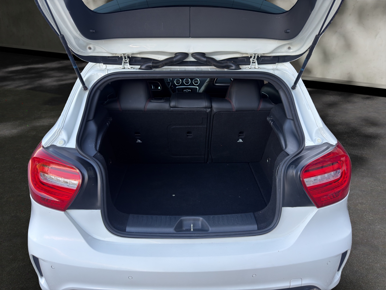 MERCEDES-BENZ A180 AMG Line-image-16
