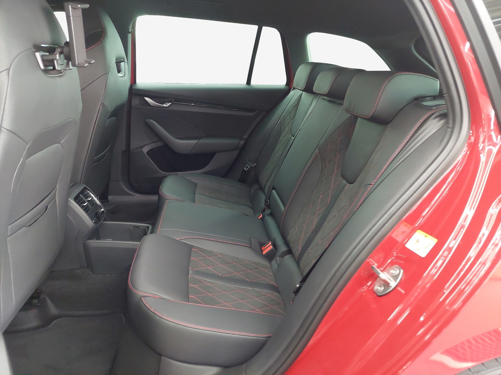 SKODA Octavia Combi 2.0 TSI DSG RS 30 Years Edition-image-11