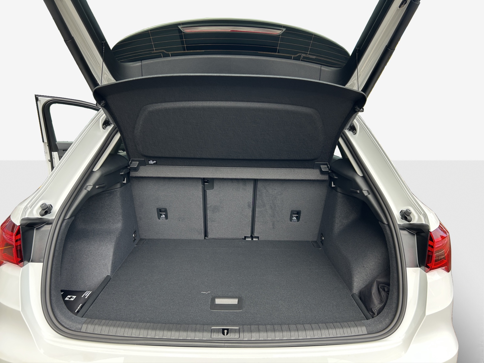 AUDI Q3 35 TFSI Attraction S-tronic-image-12
