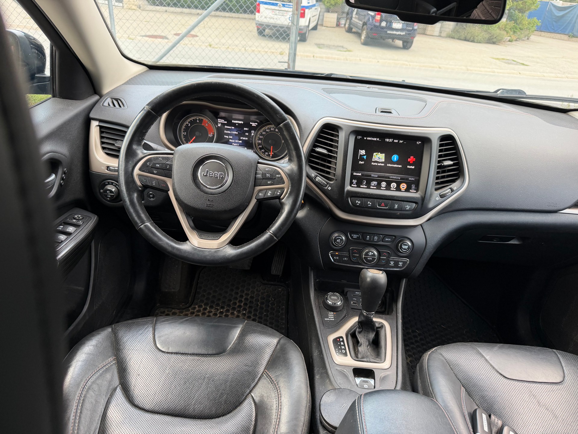 JEEP Cherokee 2.2TD Longitude Sw- Black Ed. AWD 9ATX-image-6