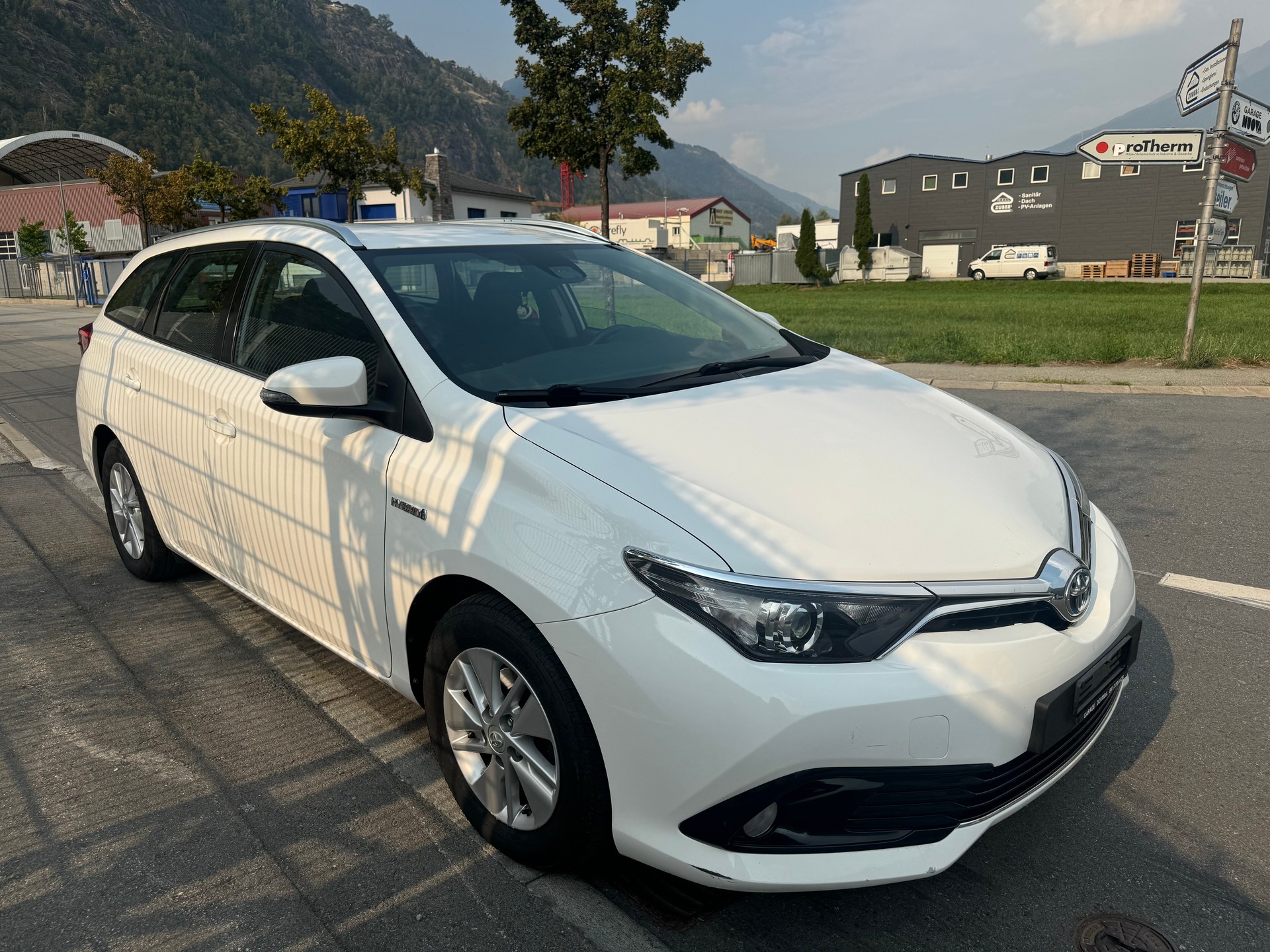TOYOTA Auris Touring Sports 1.8 HSD Sol e-CVT-image-1