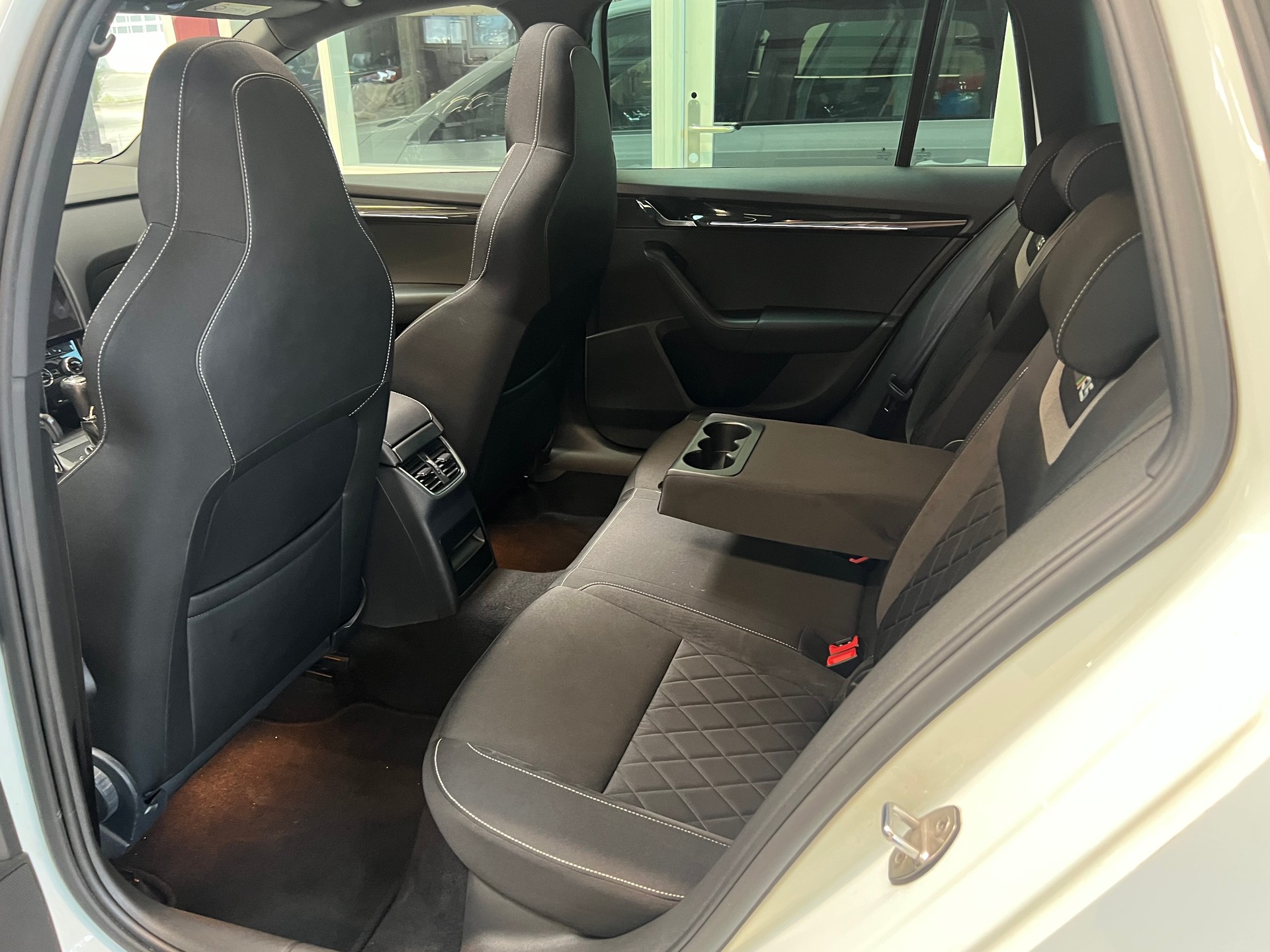 SKODA Octavia Combi 2.0 TSI RS DSG-image-15