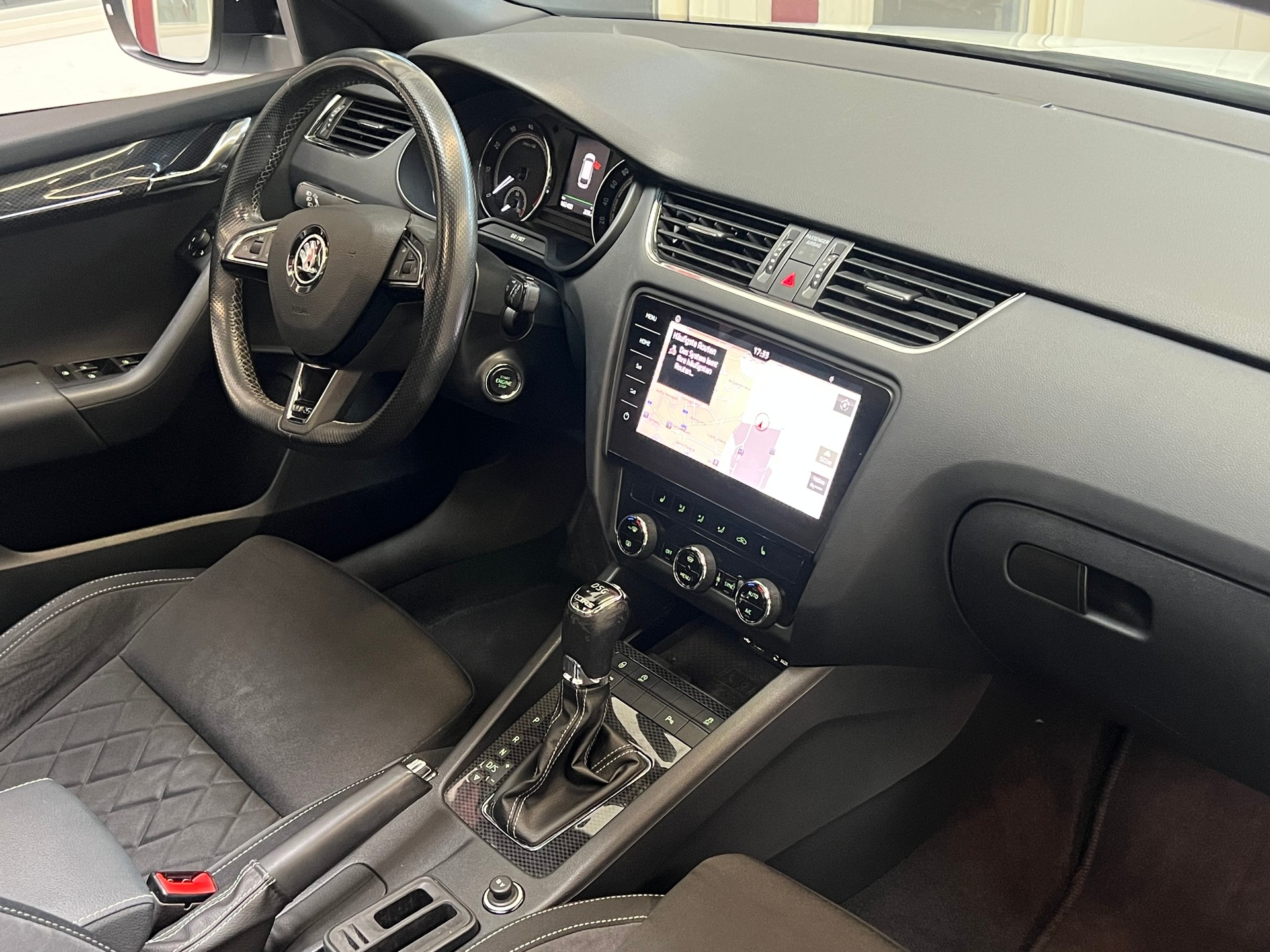 SKODA Octavia Combi 2.0 TSI RS DSG-image-14