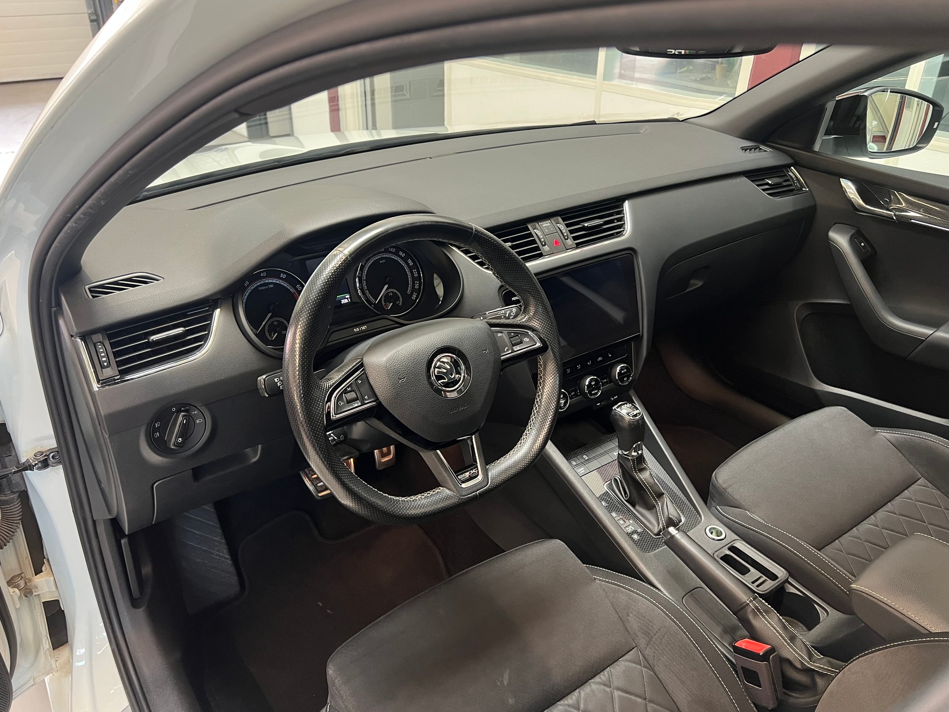 SKODA Octavia Combi 2.0 TSI RS DSG-image-10