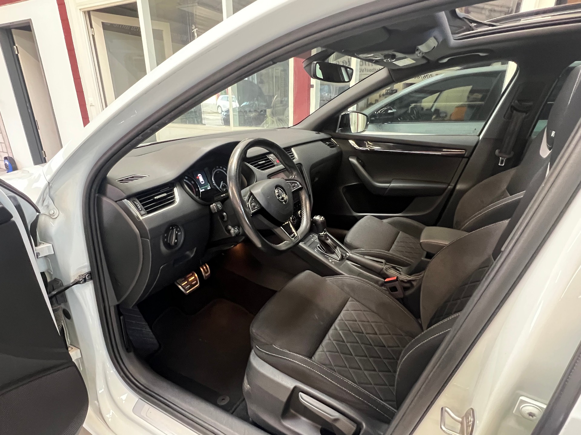 SKODA Octavia Combi 2.0 TSI RS DSG-image-11