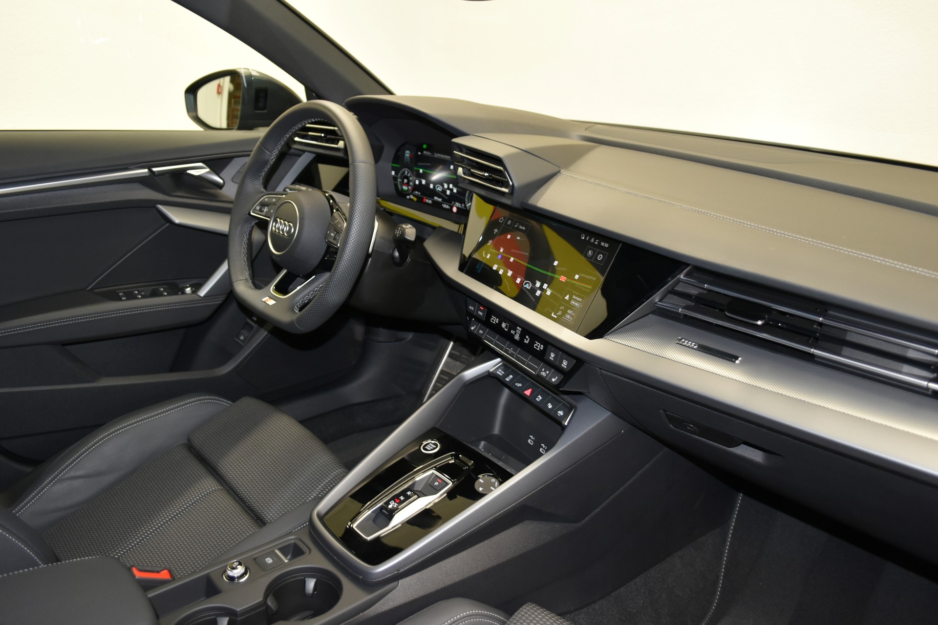 AUDI A3 Sportback 45 TFSI e S line S-tronic Attraction-image-3