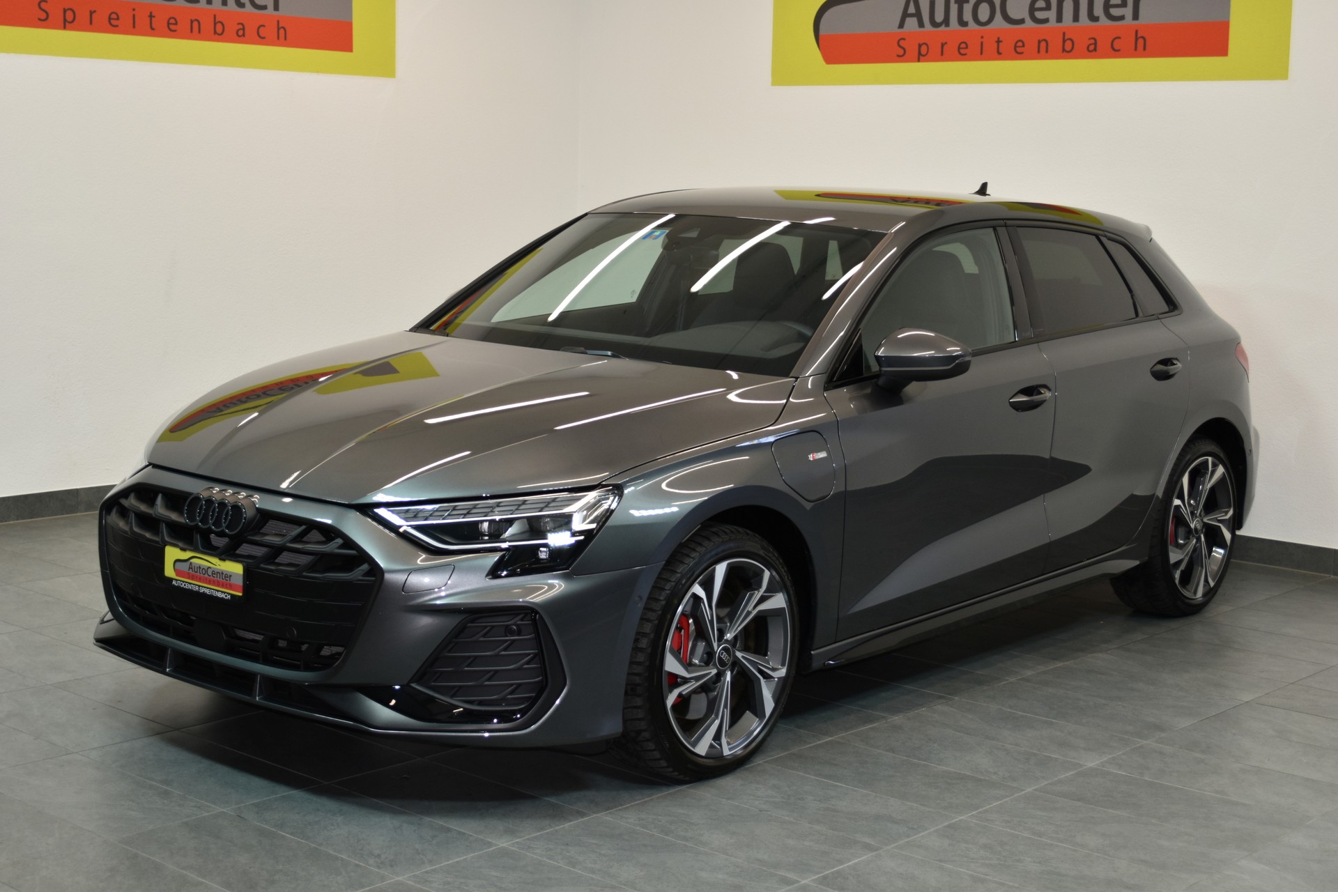 AUDI A3 Sportback 45 TFSI e S line S-tronic Attraction-image-1