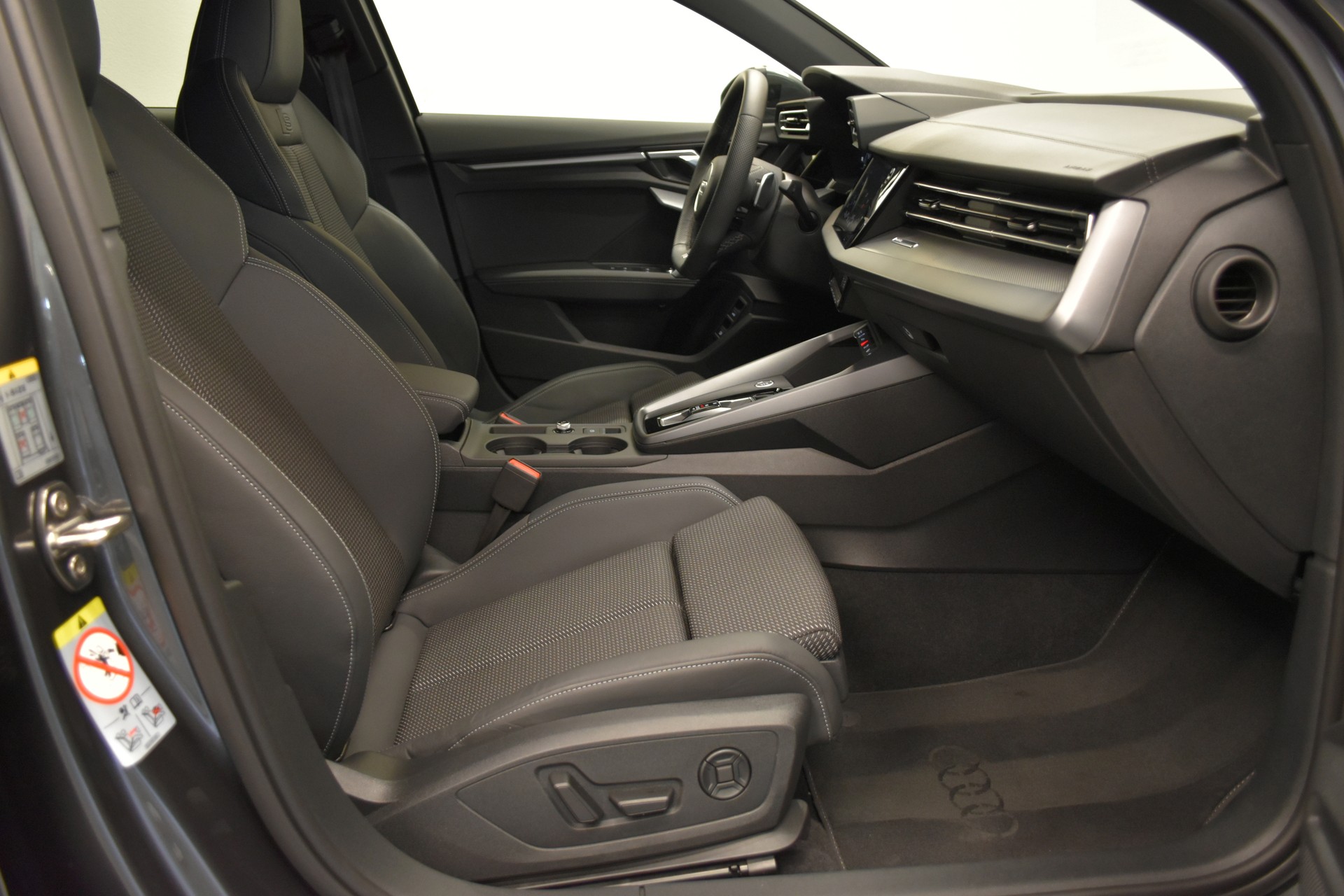 AUDI A3 Sportback 45 TFSI e S line S-tronic Attraction-image-2