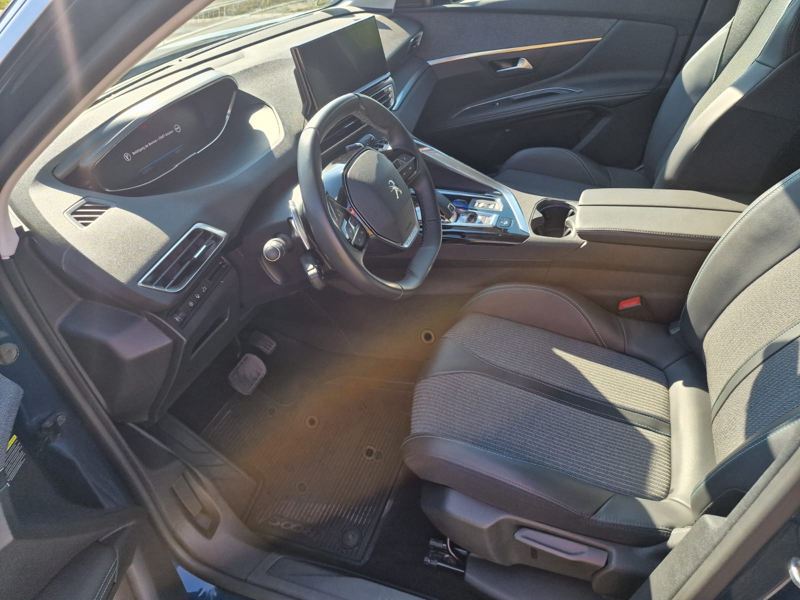 PEUGEOT 3008 1.2 PureTech Allure EAT8-image-10