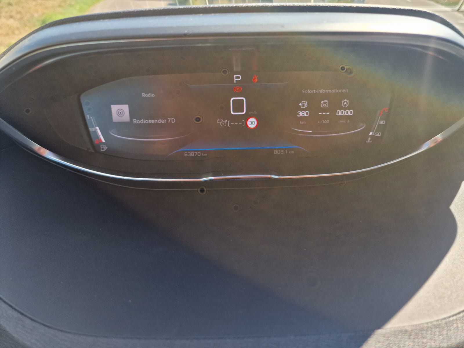PEUGEOT 3008 1.2 PureTech Allure EAT8-image-9