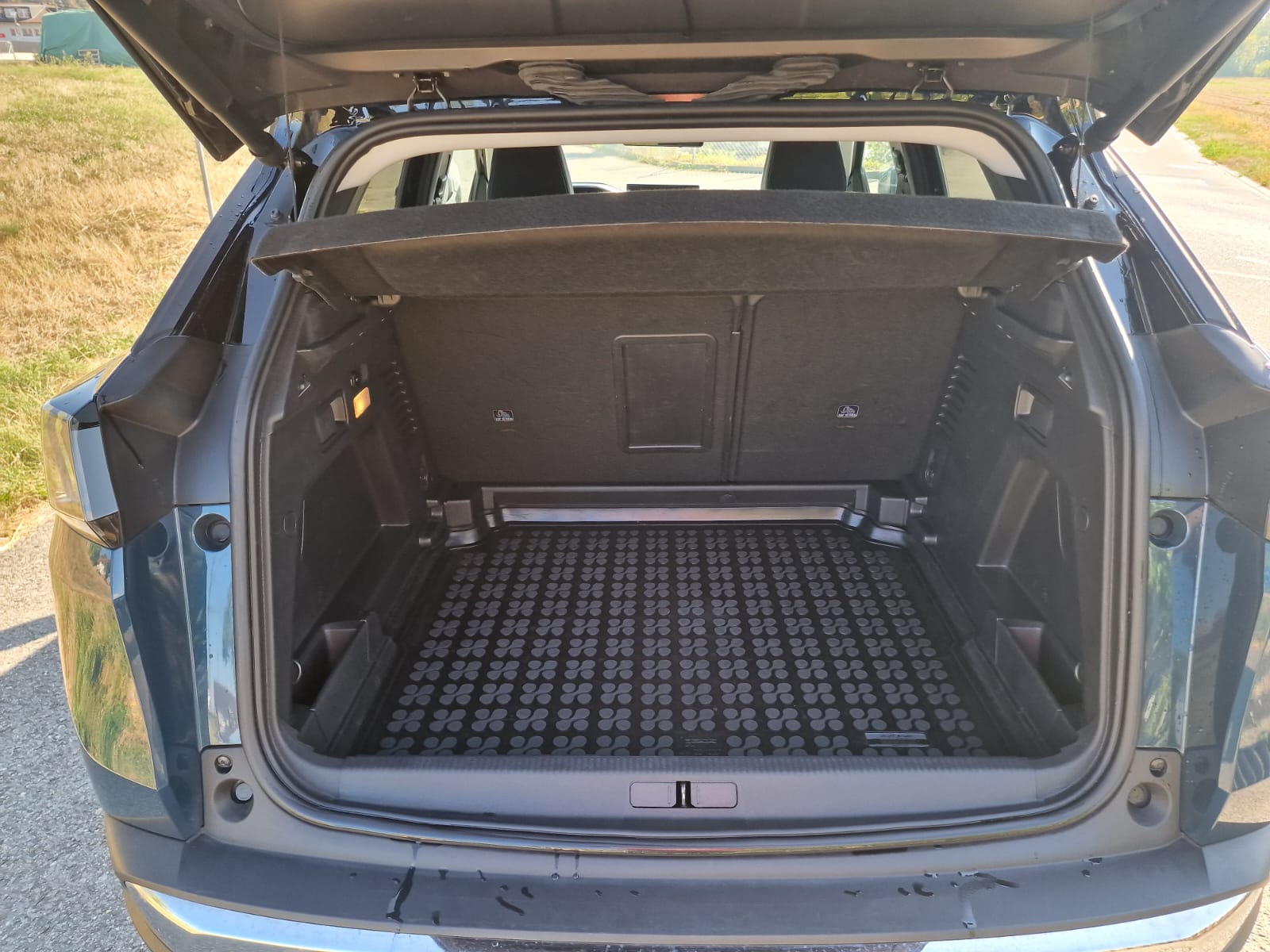 PEUGEOT 3008 1.2 PureTech Allure EAT8-image-6