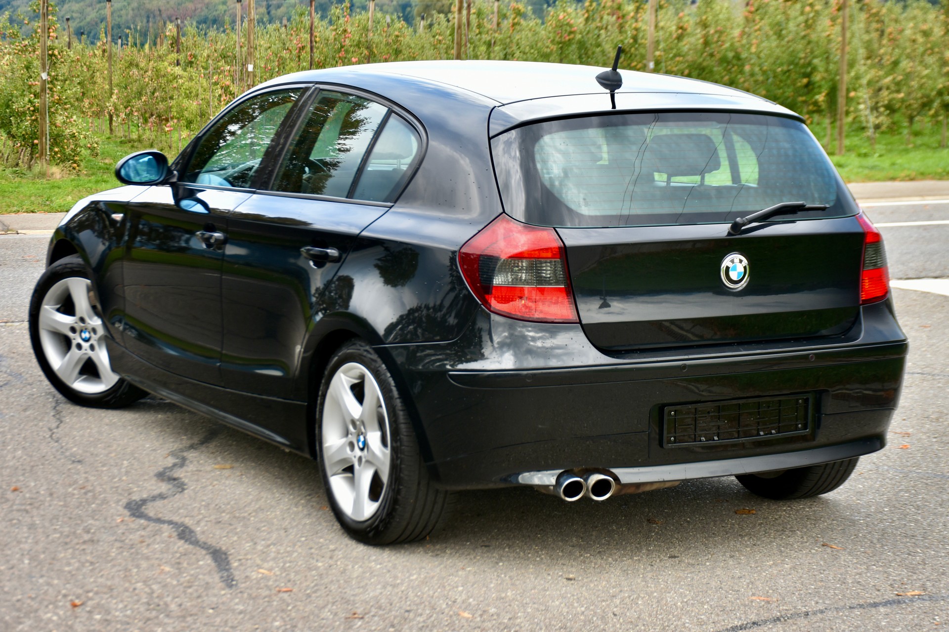 BMW 130i-showroom-element-3