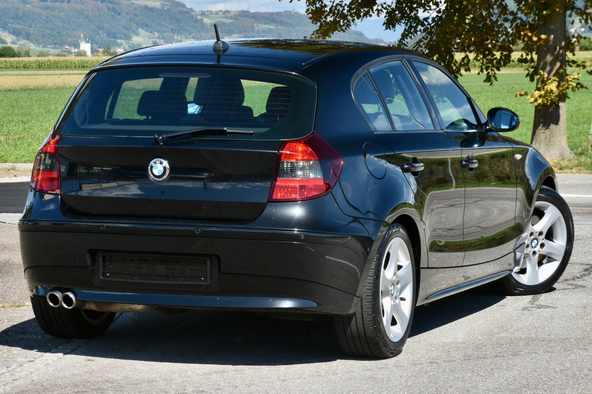 BMW 130i-showroom-element-1