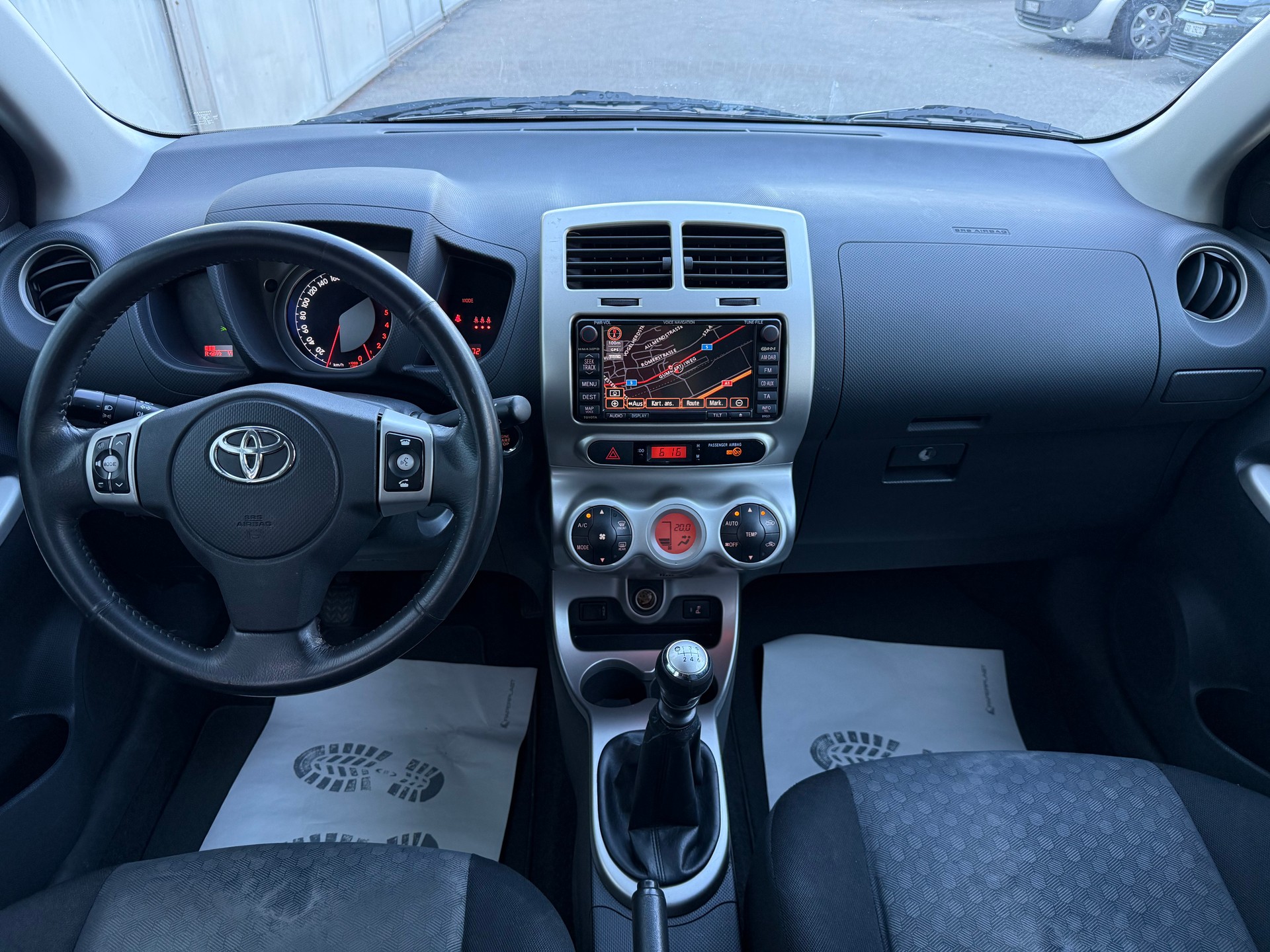 TOYOTA UrbanCruiser 1.4 D-4D Linea Sol 4WD || Frisch ab MFK-image-9