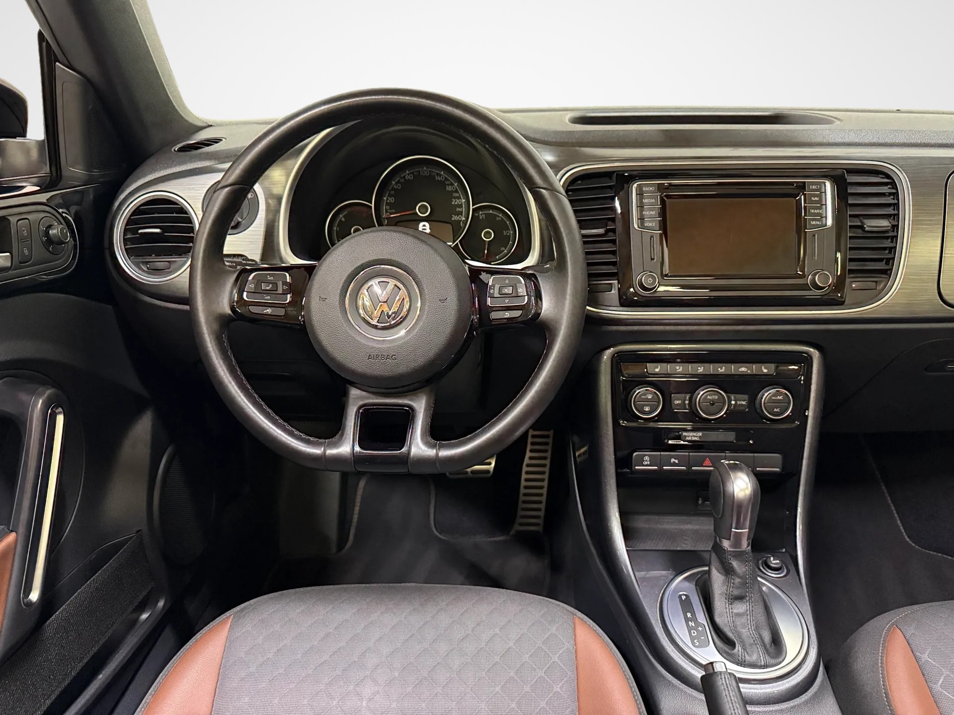 VW Beetle Cabriolet 2.0 TDI BMT Design DSG-image-18