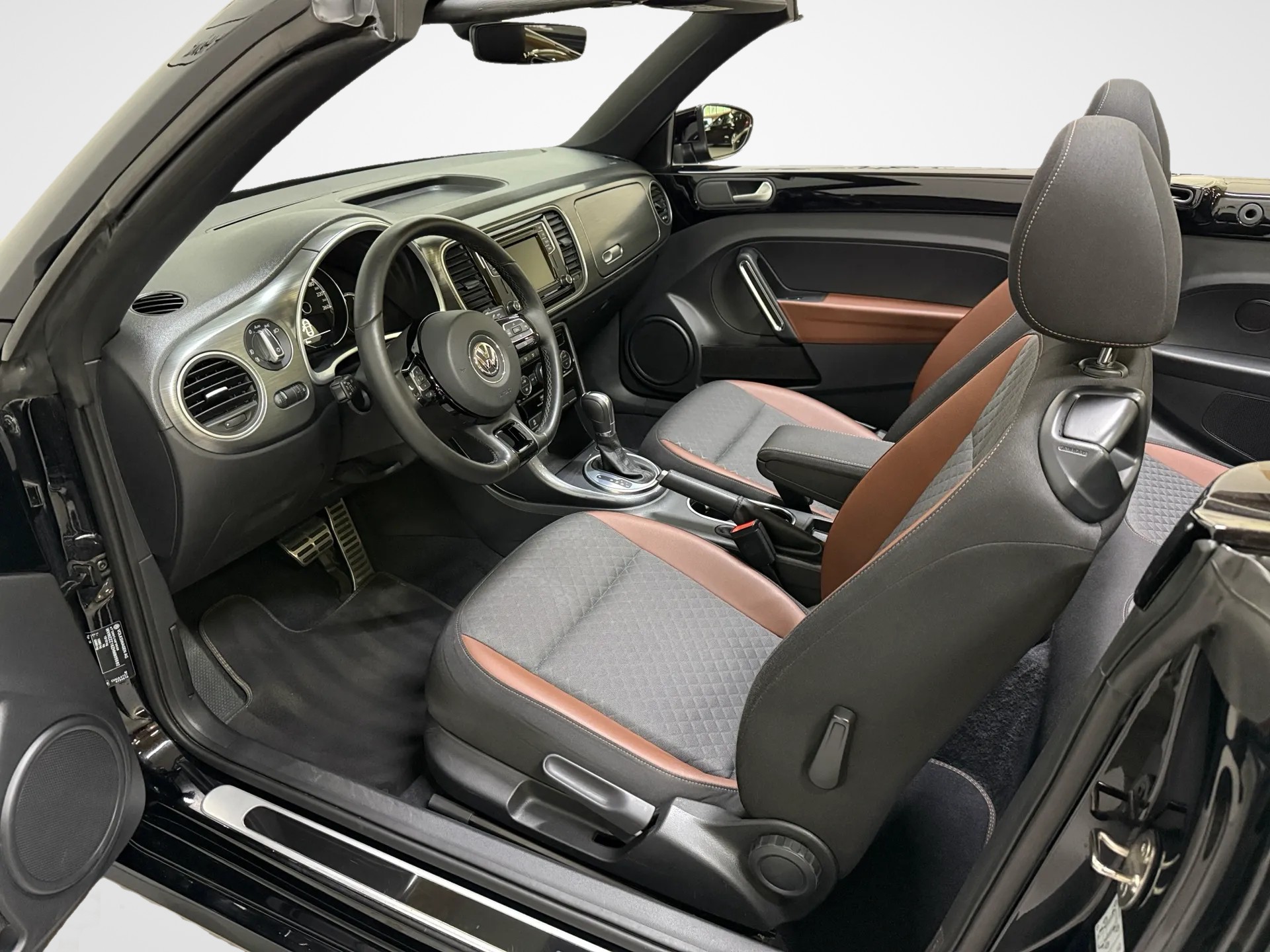 VW Beetle Cabriolet 2.0 TDI BMT Design DSG-image-14