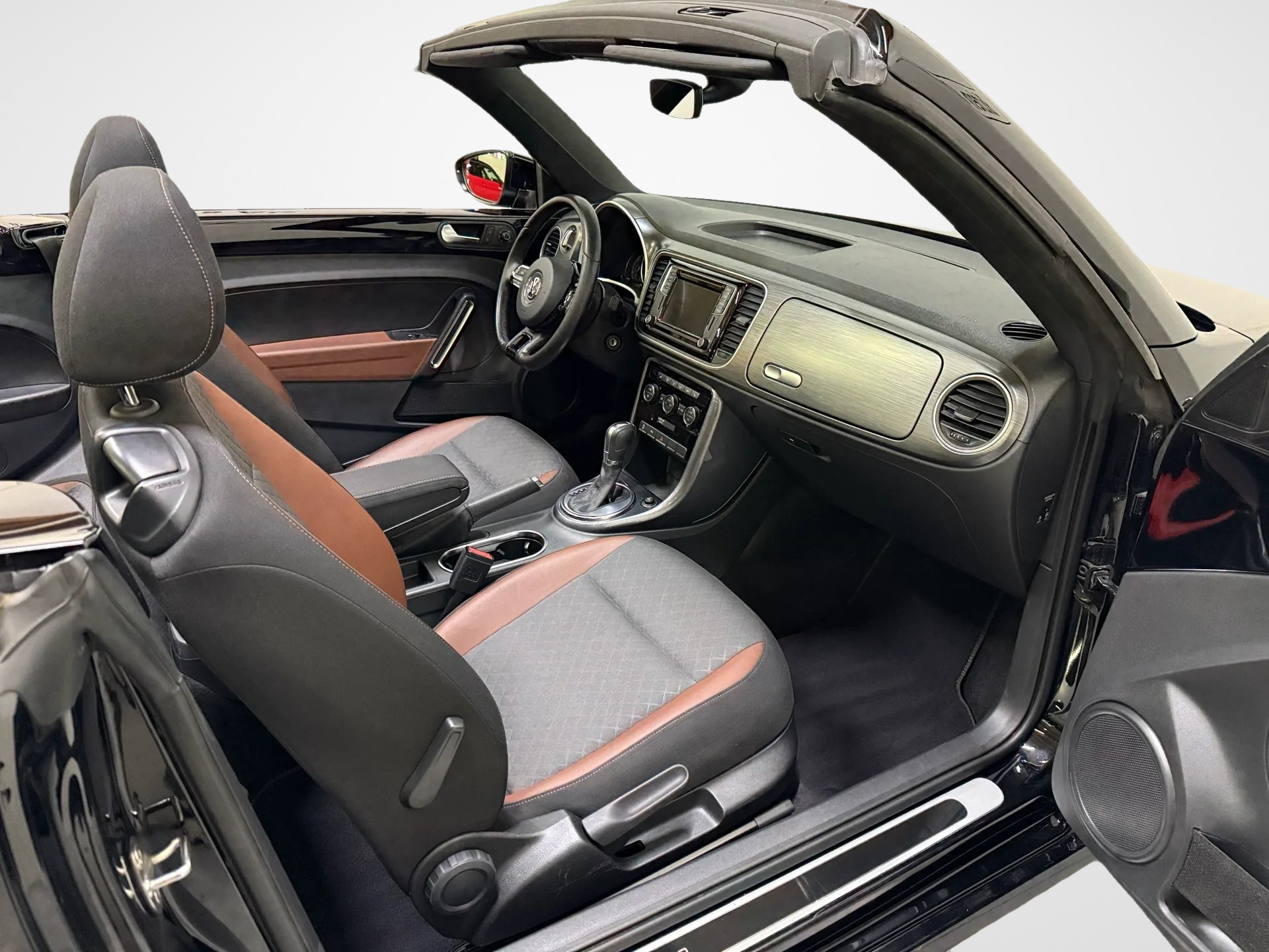 VW Beetle Cabriolet 2.0 TDI BMT Design DSG-image-9