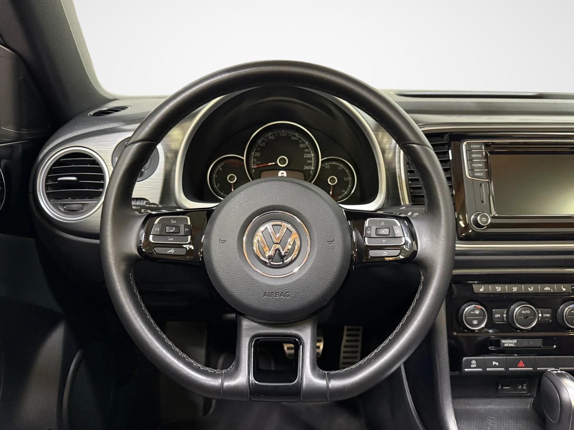 VW Beetle Cabriolet 2.0 TDI BMT Design DSG-image-20